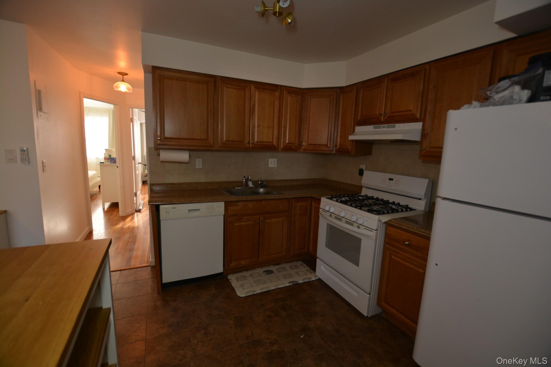 #3 photo, 212-72 16 Avenue, कुईंस Bayside , NY 11360