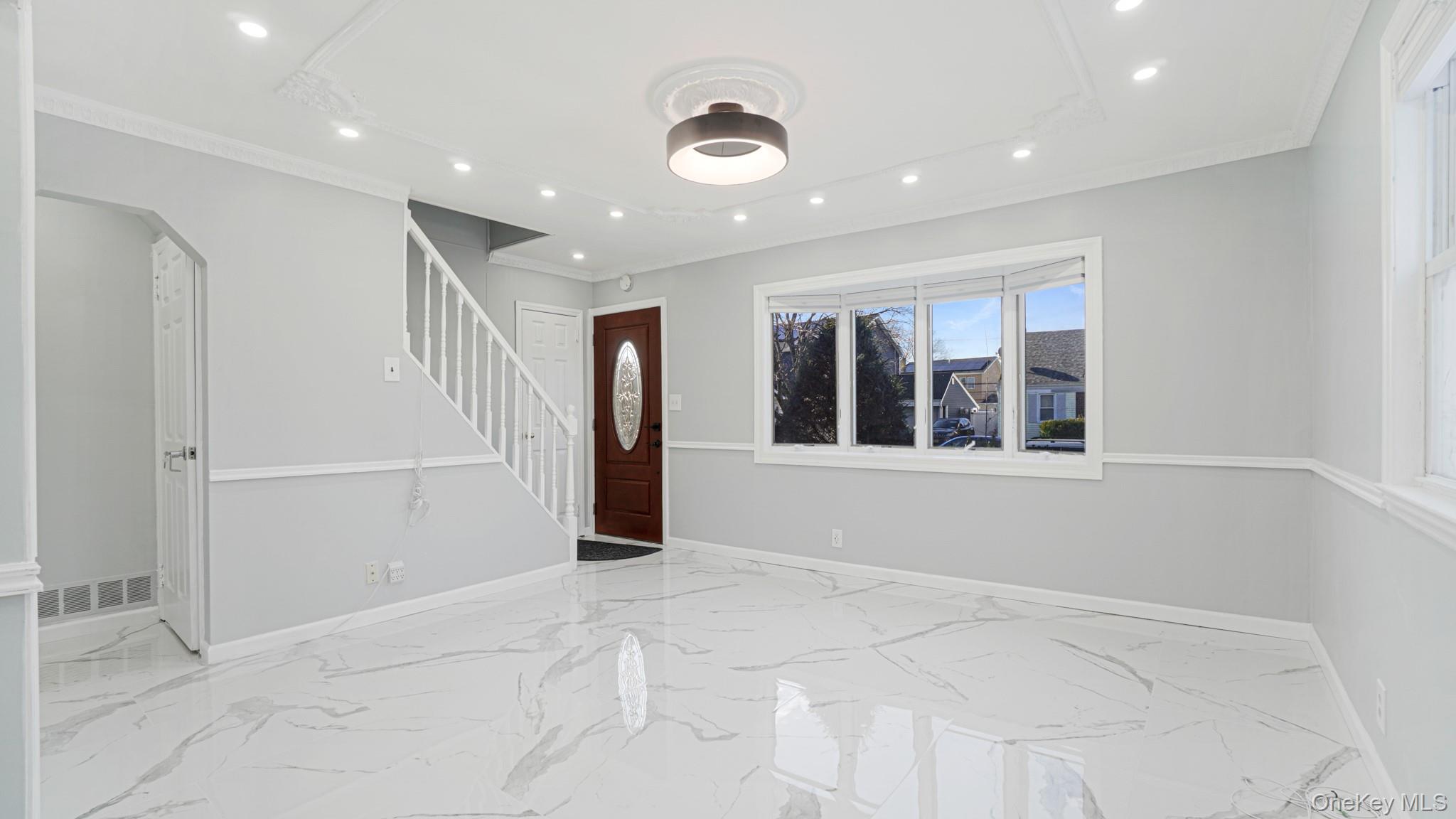 #14 photo, 21 Linden Boulevard, 長島 Hicksville , NY 11801