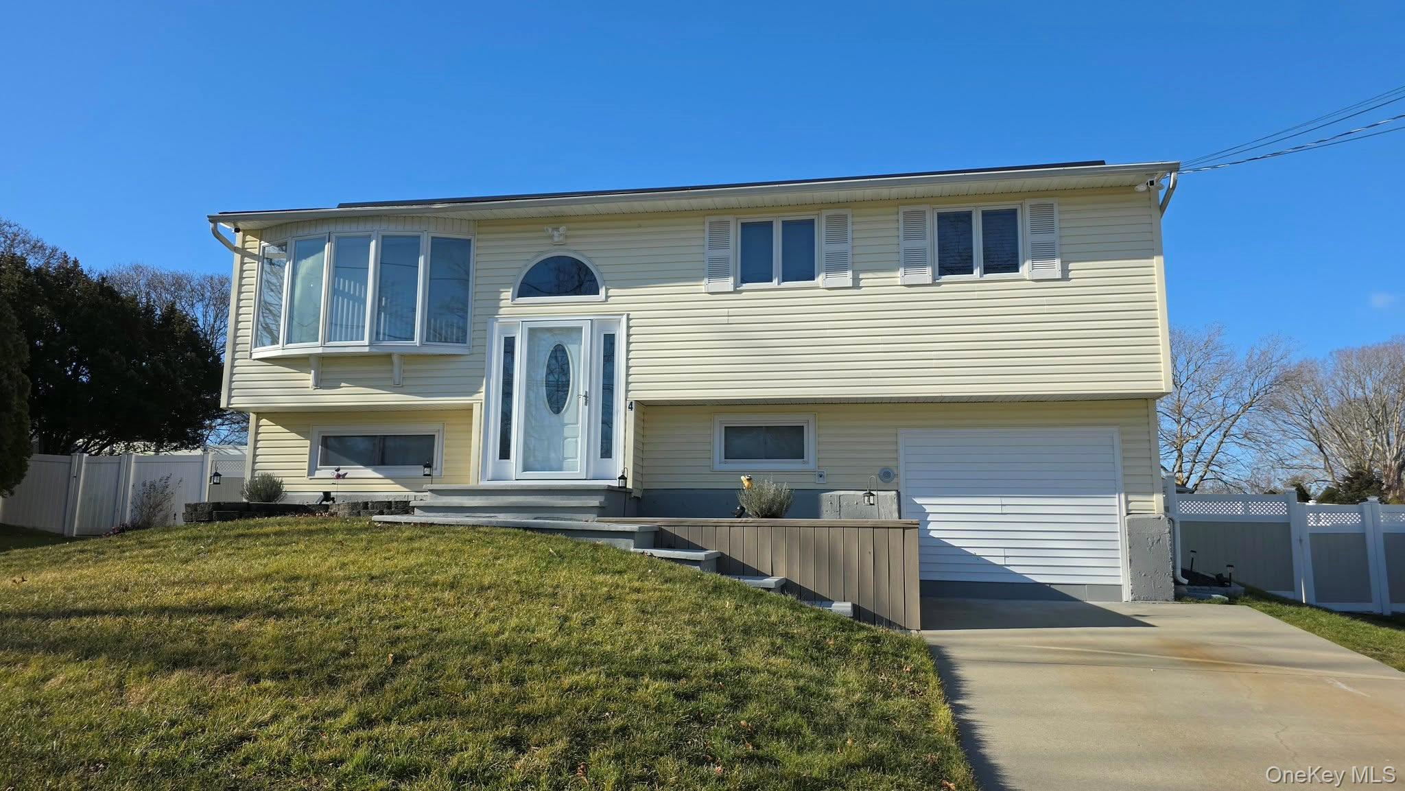 #1 photo, 4 Willow Street, सफ़ोक काउंटी Selden , NY 11784