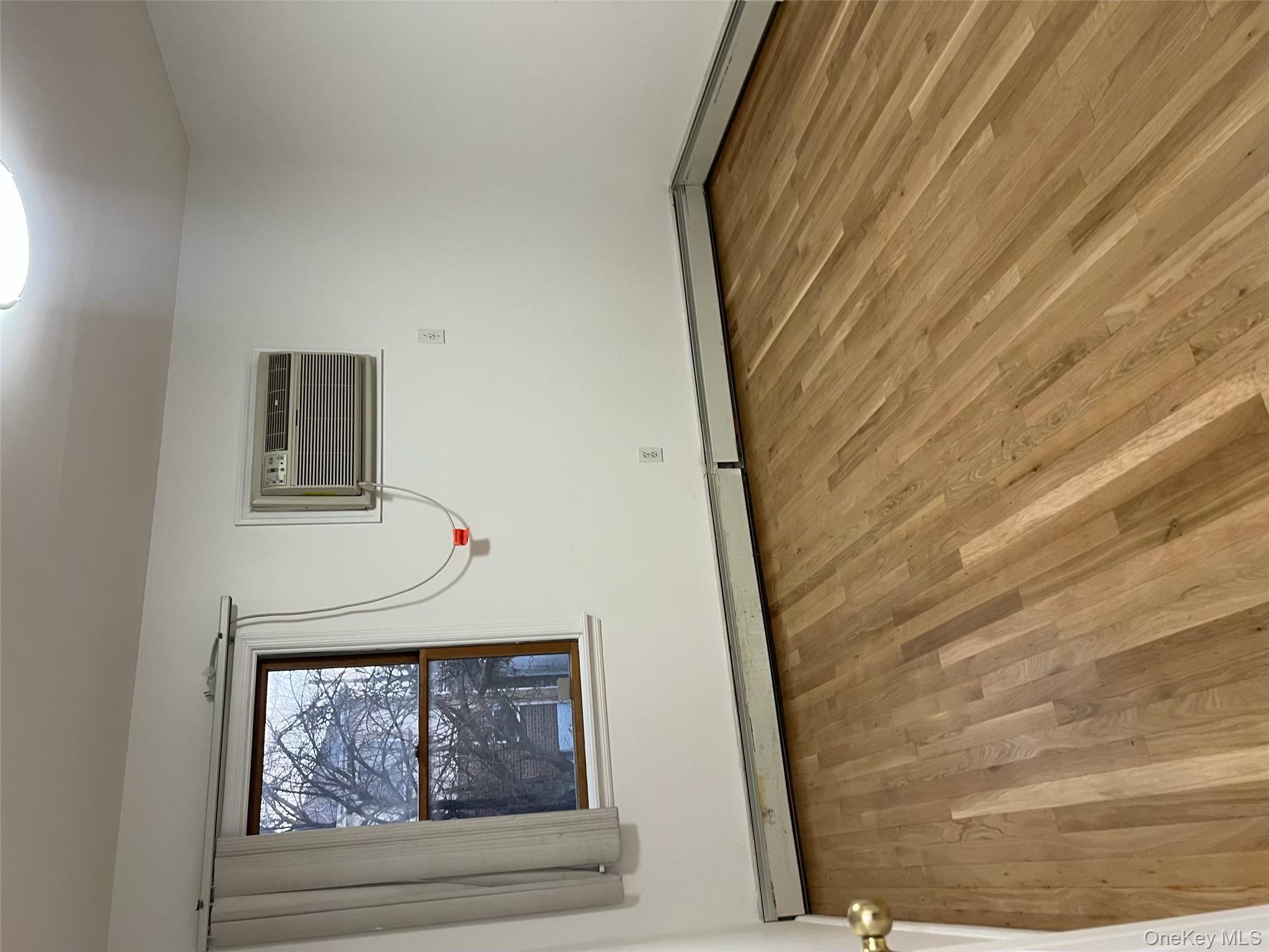 #5 photo, 19654 44th Avenue, कुईंस Flushing , NY 11358