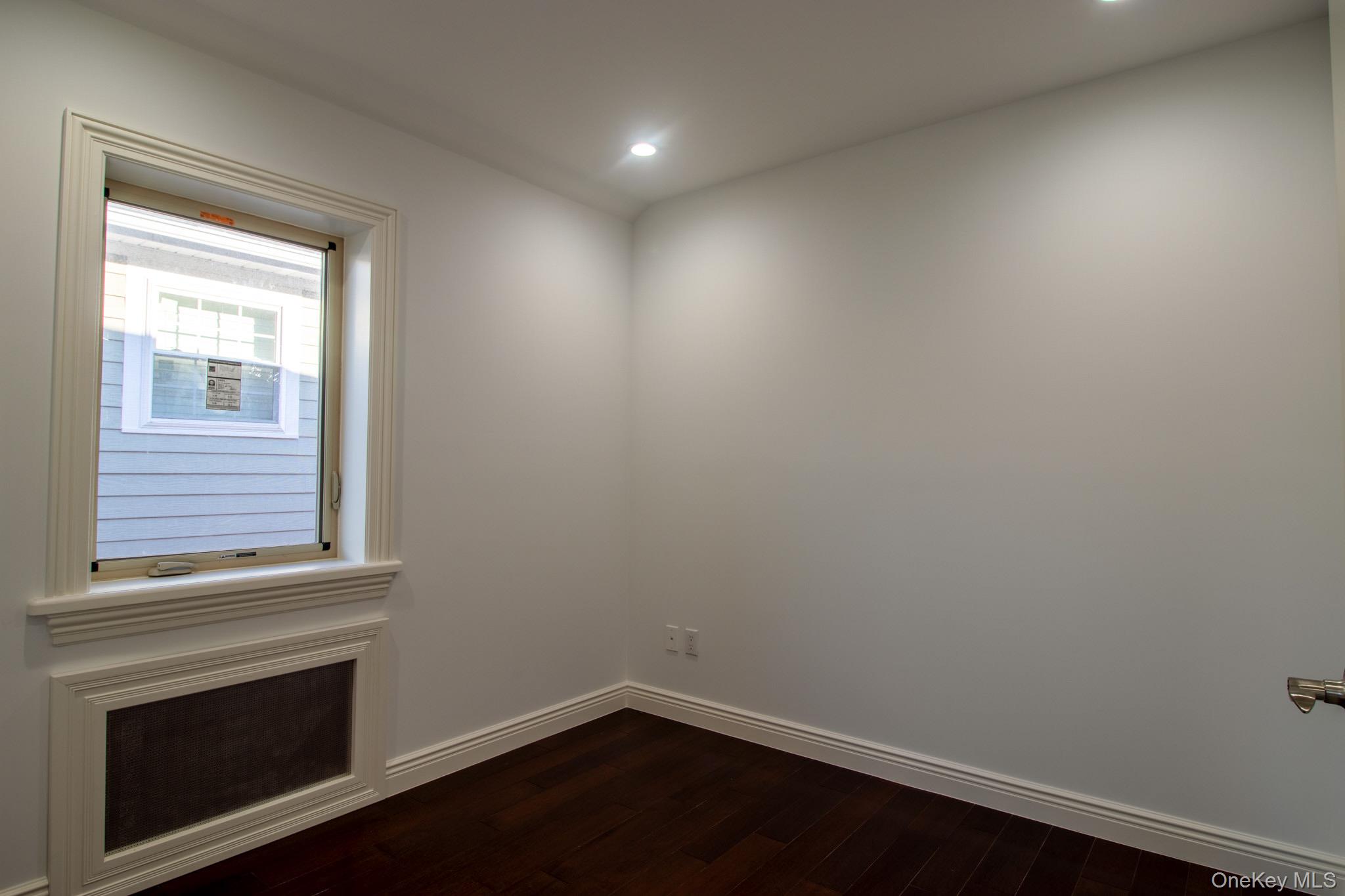 #15 photo, 924 129th Street, 뉴욕퀸즈 College Point , NY 11356