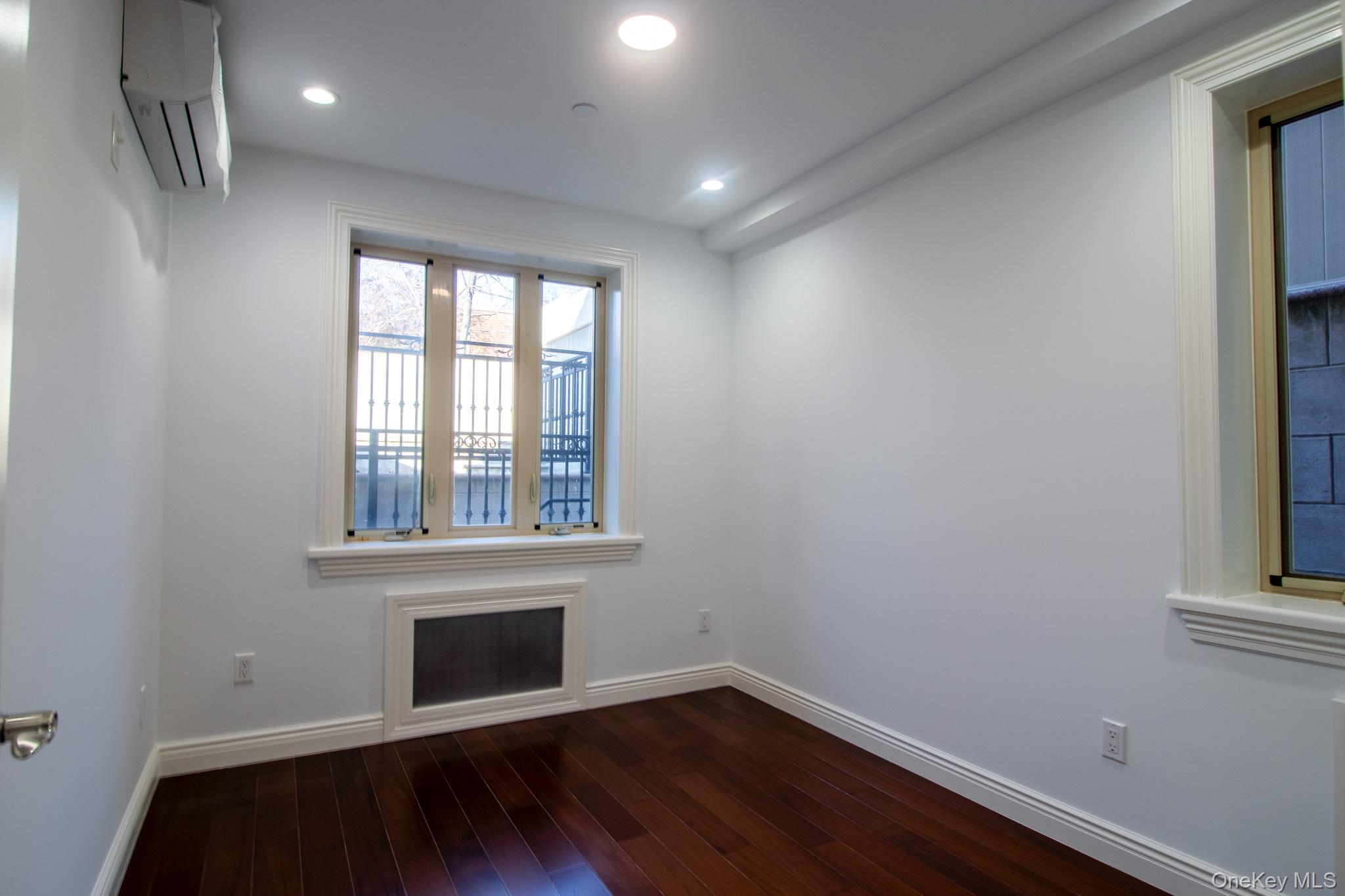 #4 photo, 924 129th Street, 뉴욕퀸즈 College Point , NY 11356