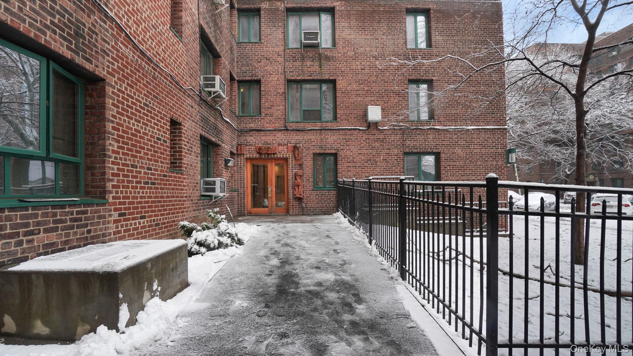 #1 photo, 2220 E Tremont Avenue, Бронкс ‖ Bronx , NY 10462