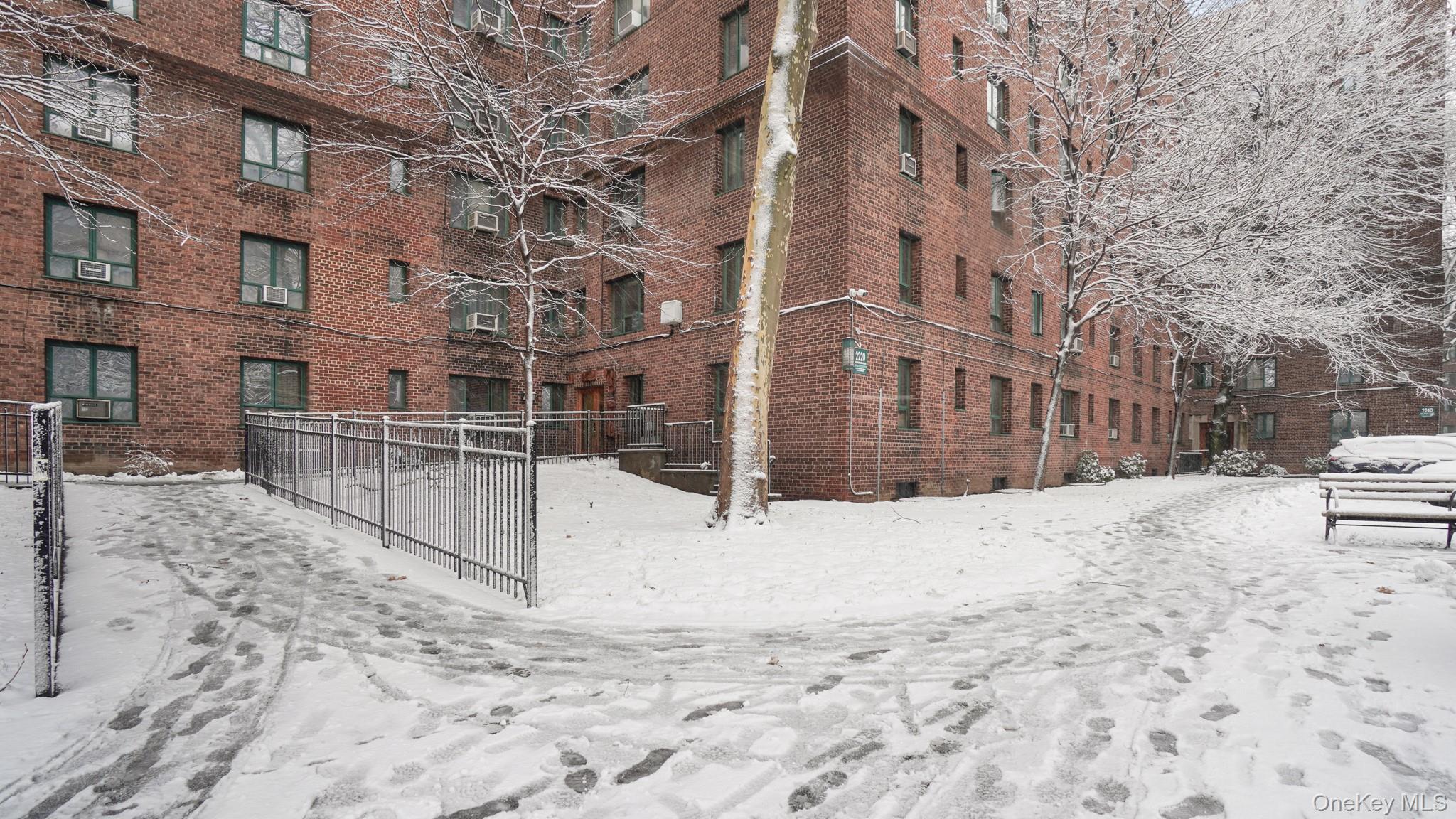 #13 photo, 2220 E Tremont Avenue, Бронкс ‖ Bronx , NY 10462
