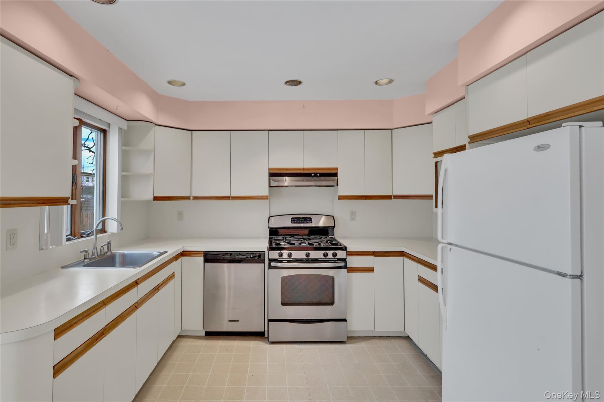 #11 photo, 2217 7th Street, नासाउ काउंटी East Meadow , NY 11554