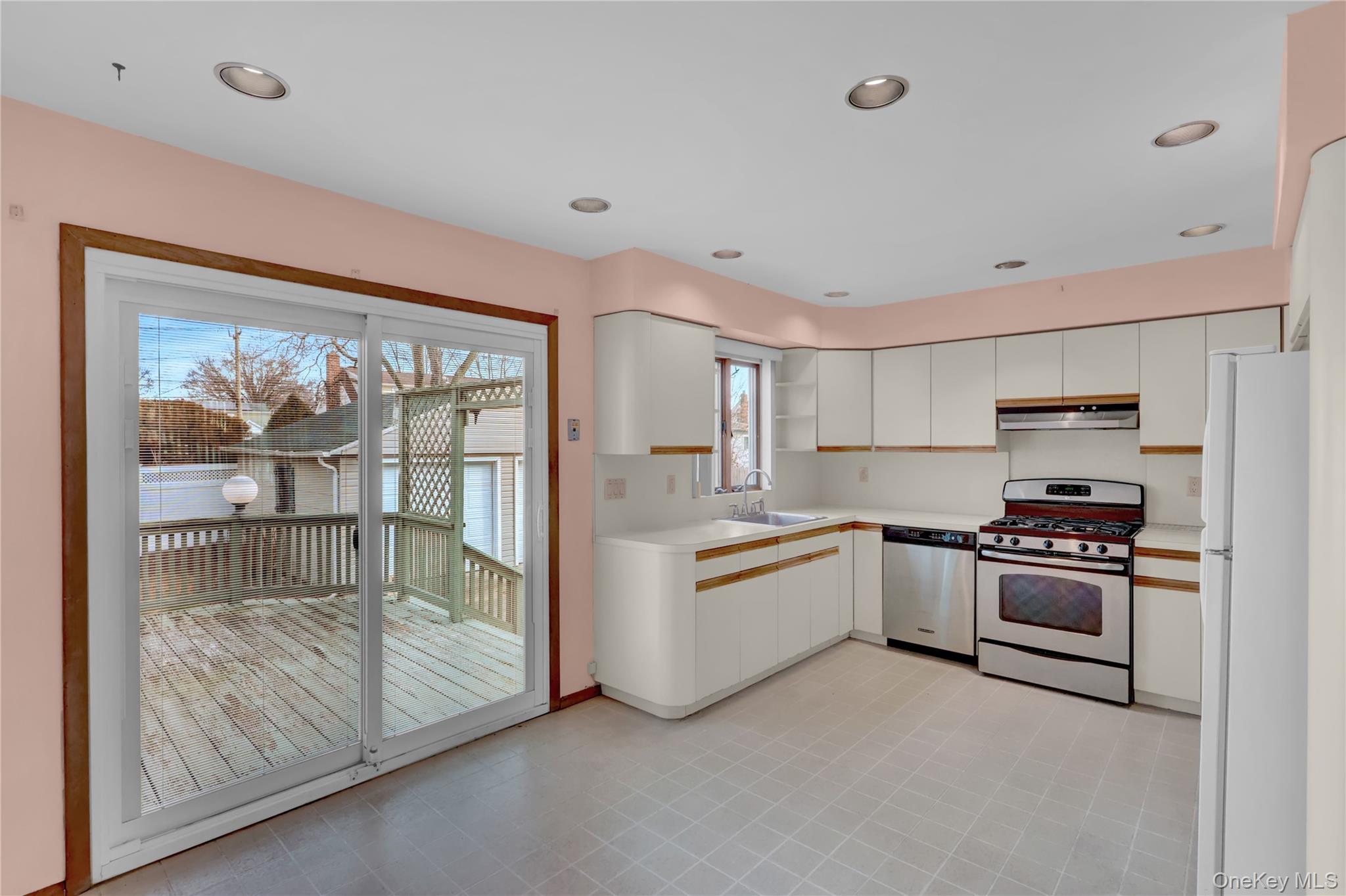 #9 photo, 2217 7th Street, नासाउ काउंटी East Meadow , NY 11554