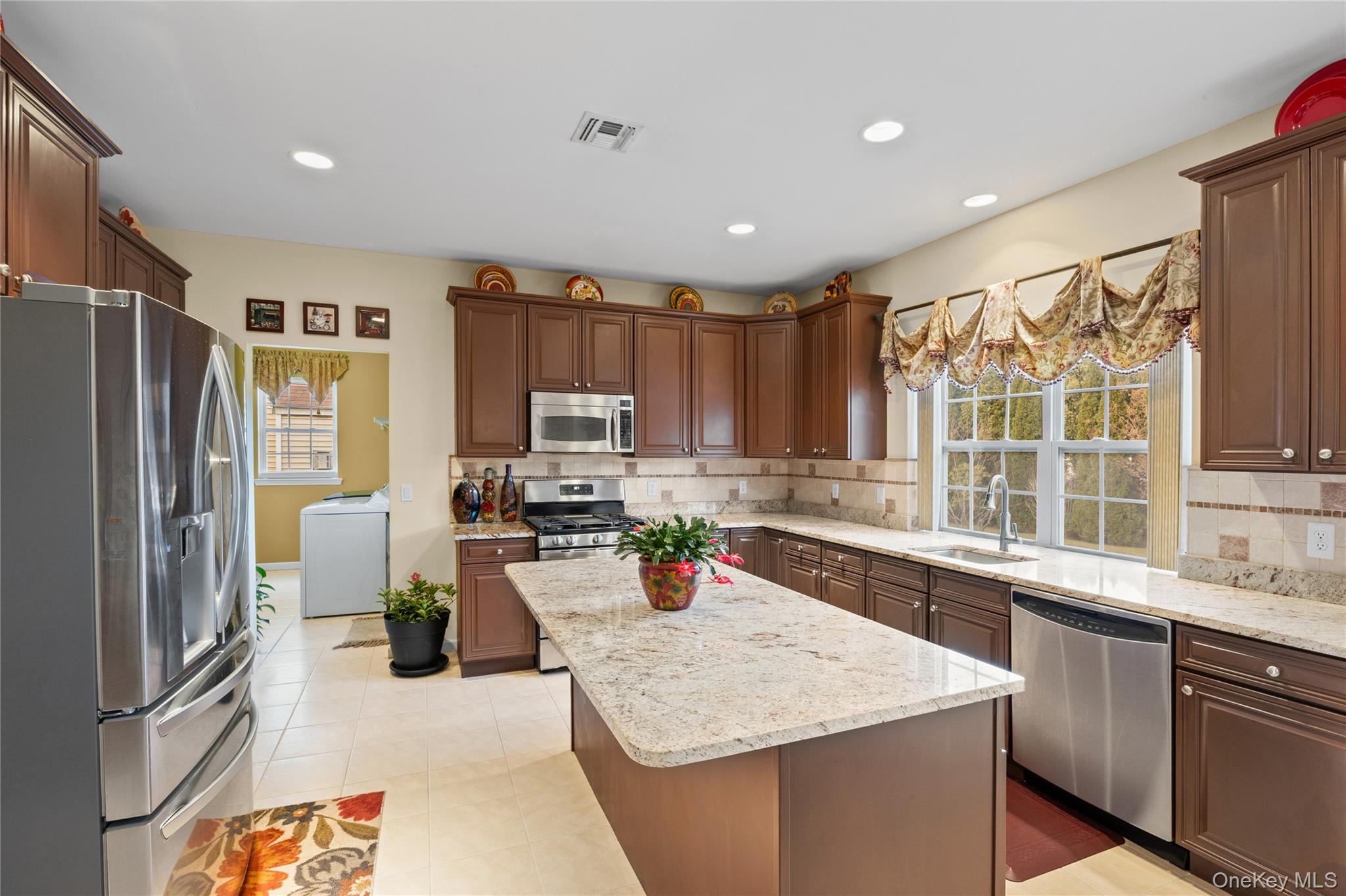 #8 photo, 4 Avolet Court, מחוז סאפוק Mount Sinai , NY 11766