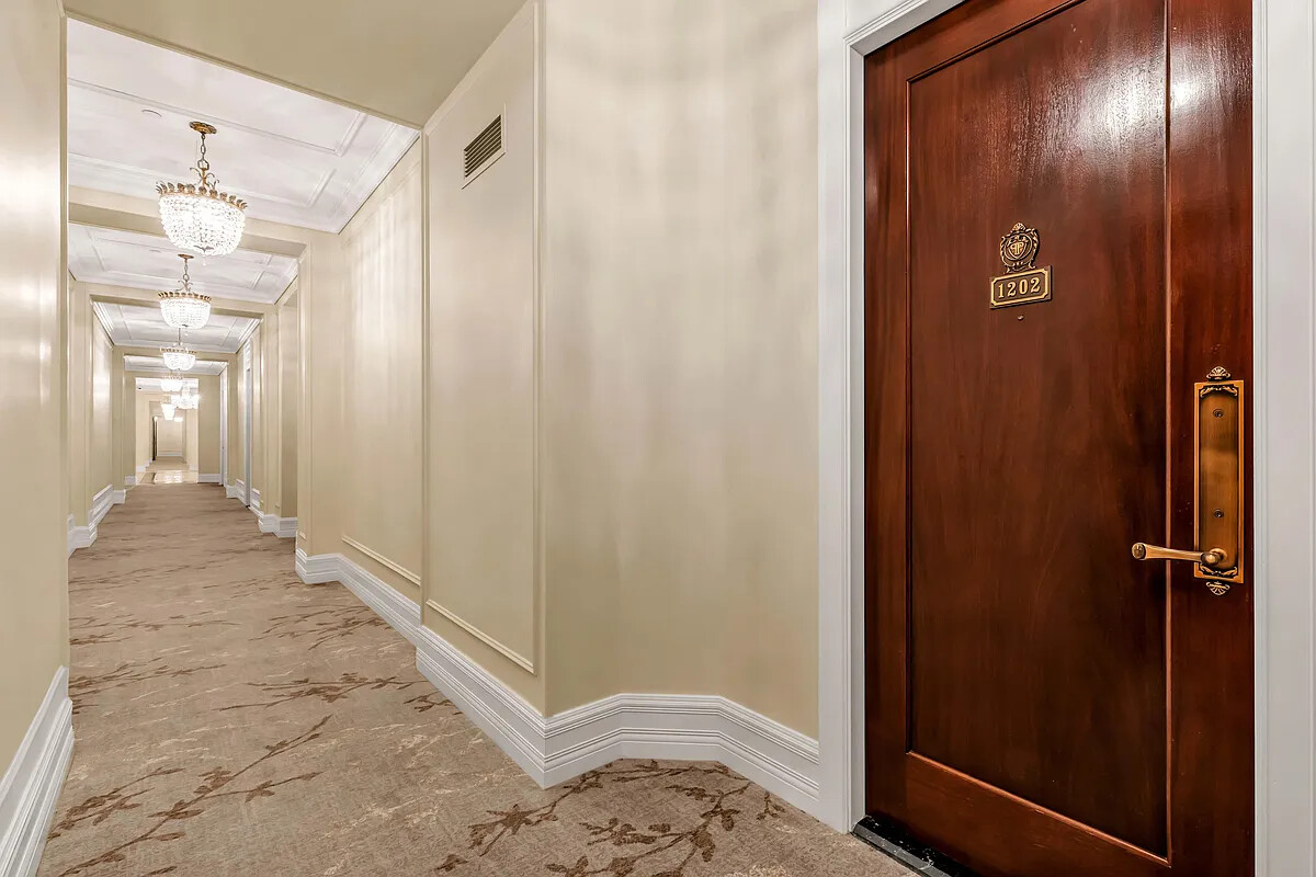 #11 photo, 1 CENTRAL Park S, مانهاتن Central Park South , NY 10019