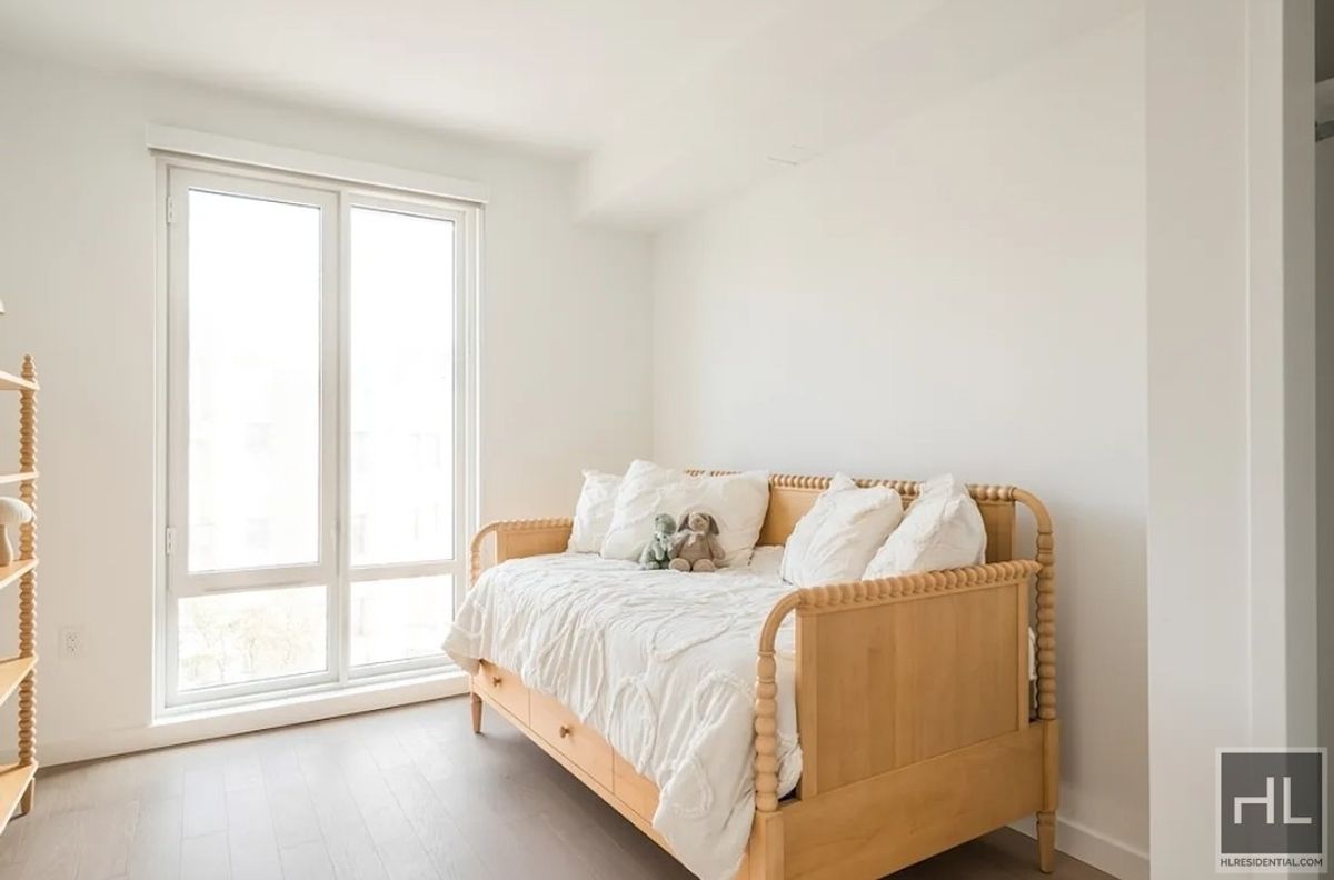 #11 photo, 975 Nostrand Avenue, 브루클린 Crown Heights , NY 11225