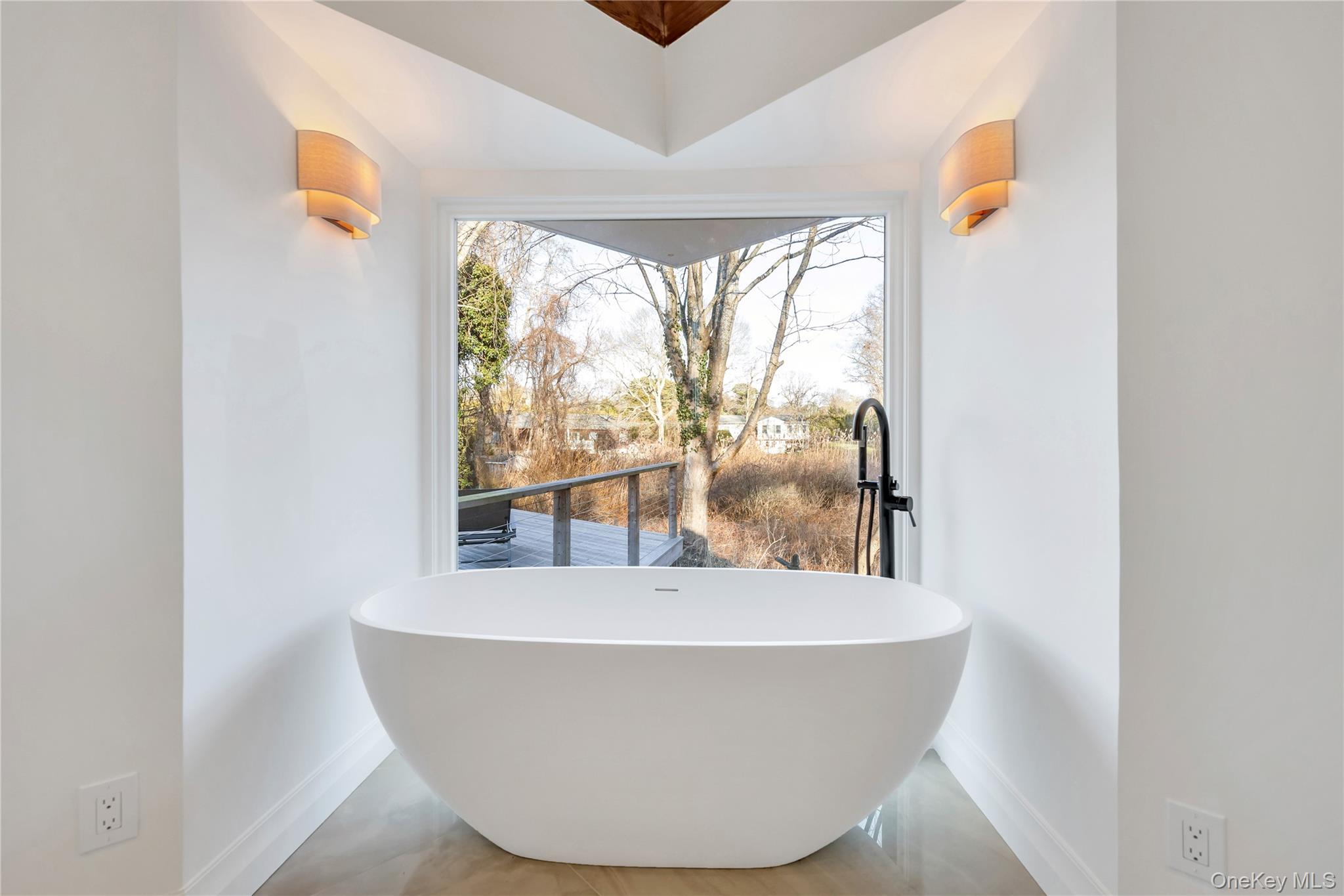 #10 photo, 10 Lenape Road, Southampton , NY 11968