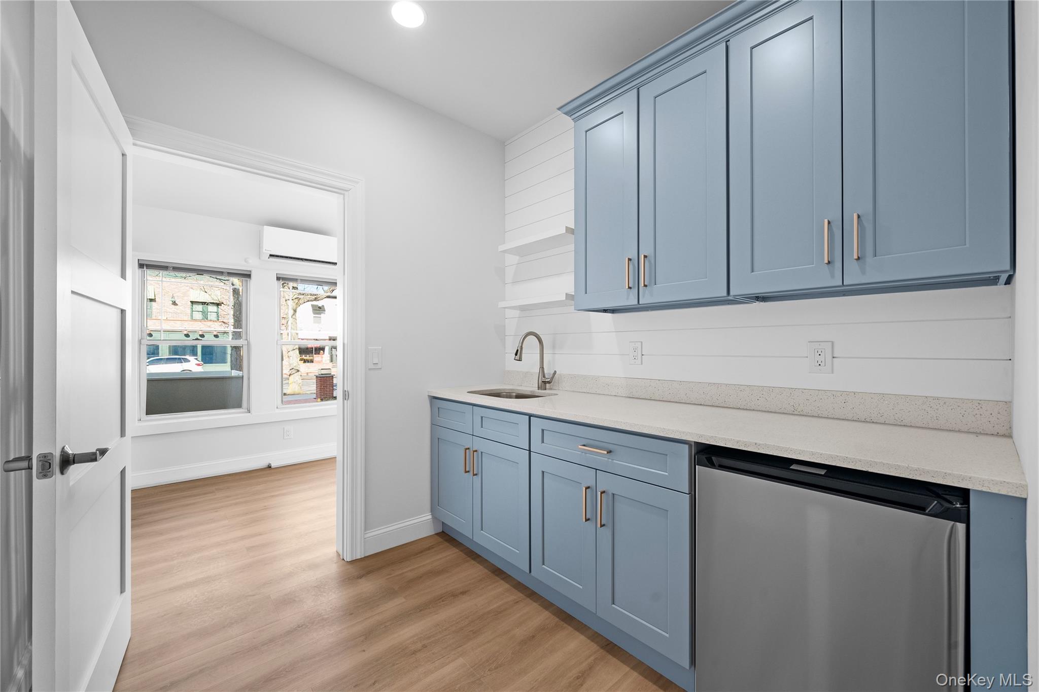 #9 photo, 584 Main Street, Islip , NY 11751