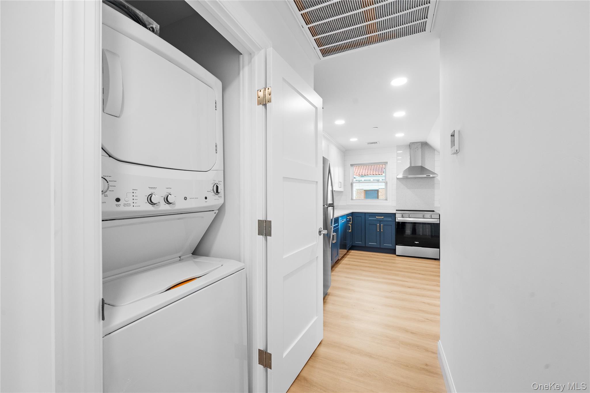 #11 photo, 584 Main Street, Islip , NY 11751