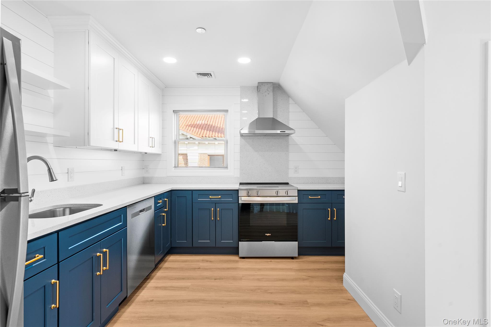 #4 photo, 584 Main Street, Islip , NY 11751