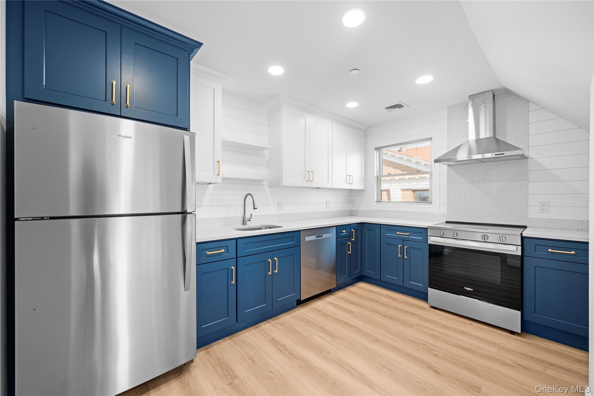 #5 photo, 584 Main Street, Islip , NY 11751