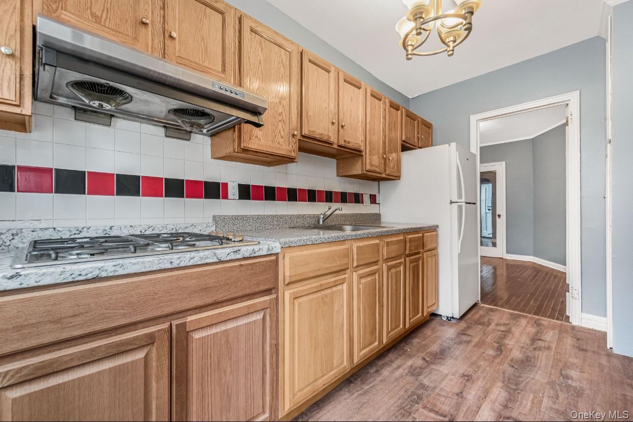 #15 photo, 69-40 Yellowstone Boulevard, كوينز Forest Hills , NY 11375