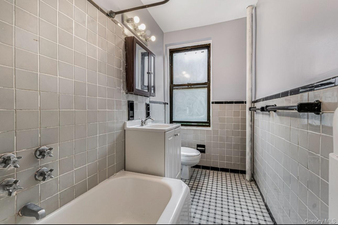 #16 photo, 69-40 Yellowstone Boulevard, كوينز Forest Hills , NY 11375