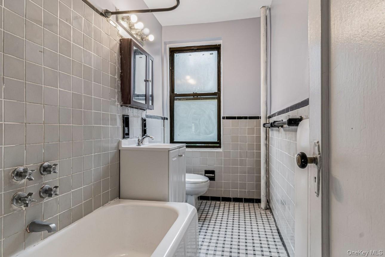 #17 photo, 69-40 Yellowstone Boulevard, كوينز Forest Hills , NY 11375