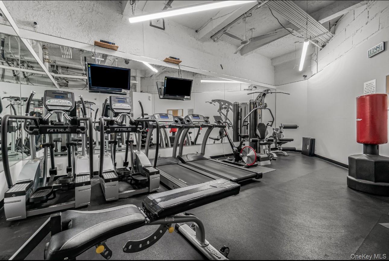 #18 photo, 69-40 Yellowstone Boulevard, كوينز Forest Hills , NY 11375