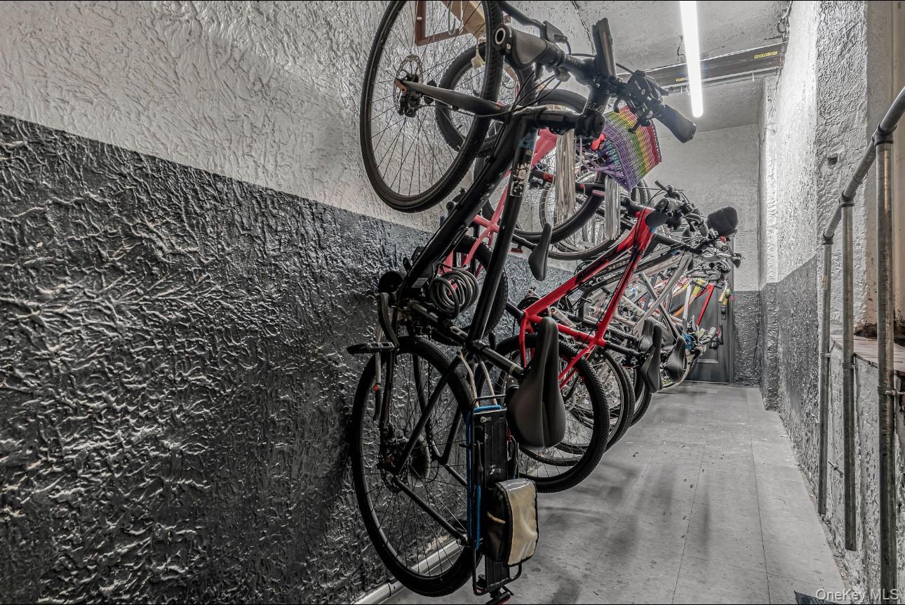 #20 photo, 69-40 Yellowstone Boulevard, كوينز Forest Hills , NY 11375