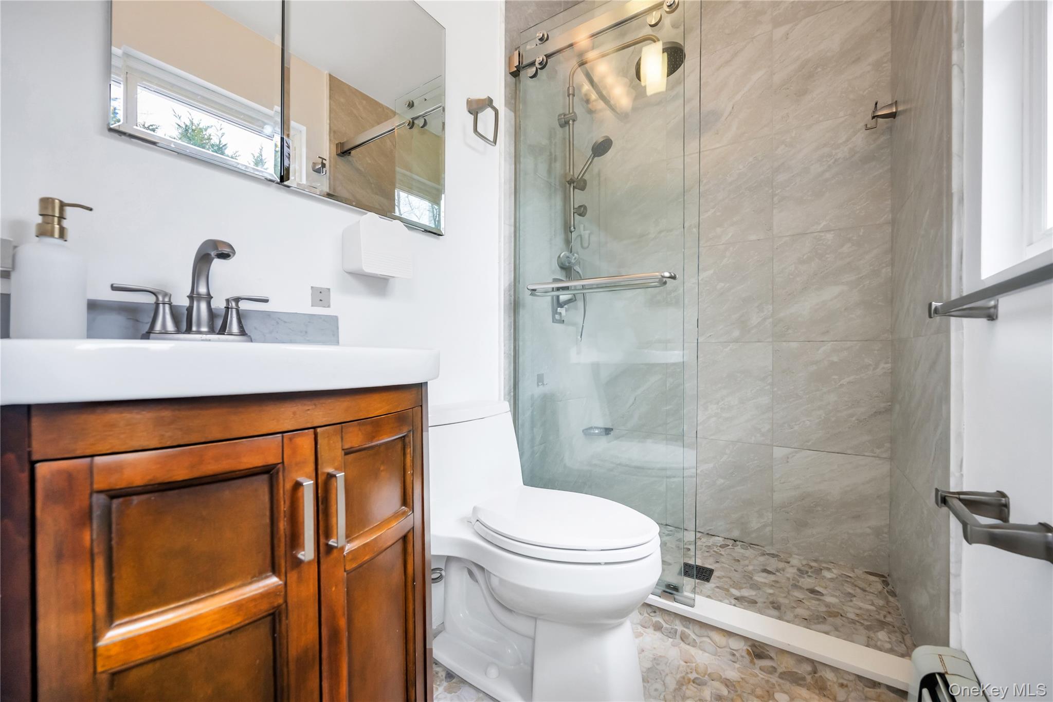 #1 photo, 8 Lovell Road, מחוז סאפוק Hampton Bays , NY 11946