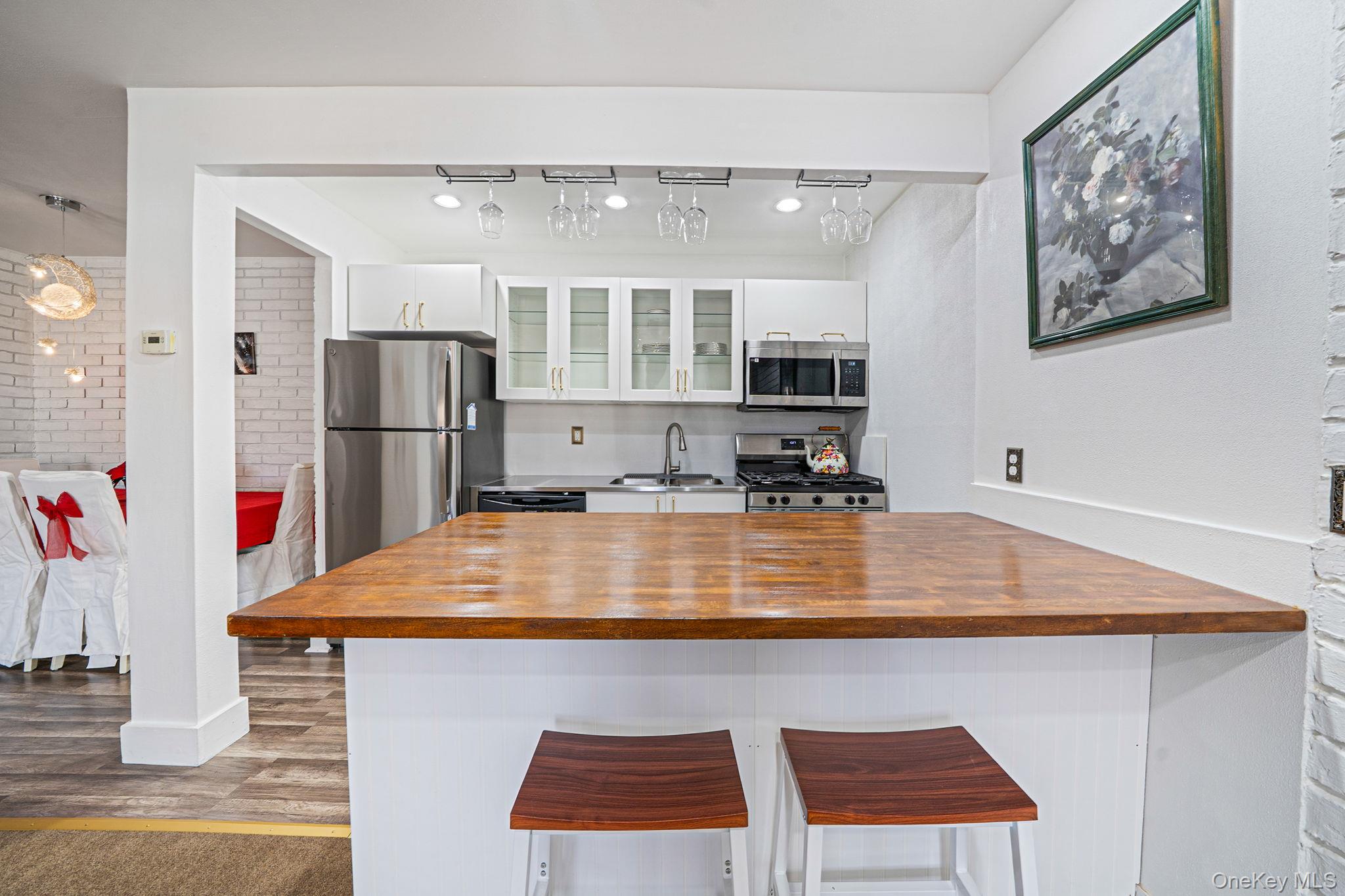 #1 photo, 460 Old Town Road, सफ़ोक काउंटी Port Jefferson Station , NY 11776