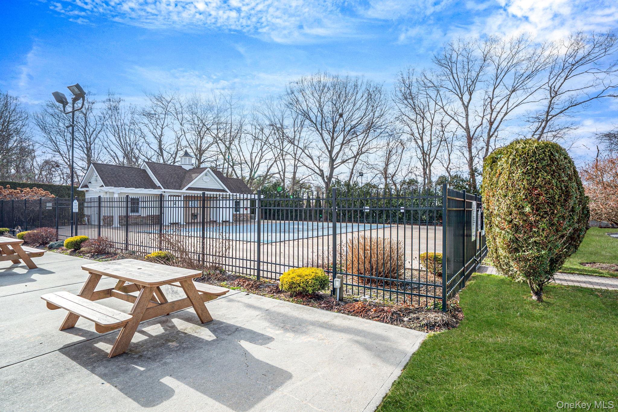 #14 photo, 460 Old Town Road, सफ़ोक काउंटी Port Jefferson Station , NY 11776