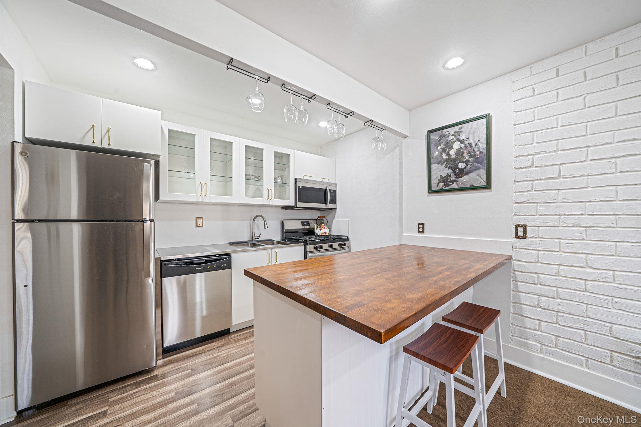 #5 photo, 460 Old Town Road, सफ़ोक काउंटी Port Jefferson Station , NY 11776