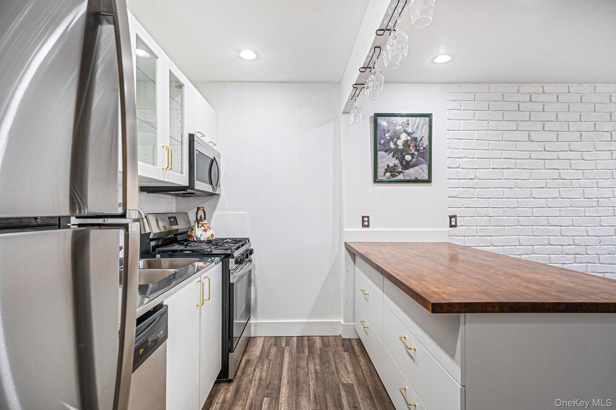 #6 photo, 460 Old Town Road, सफ़ोक काउंटी Port Jefferson Station , NY 11776