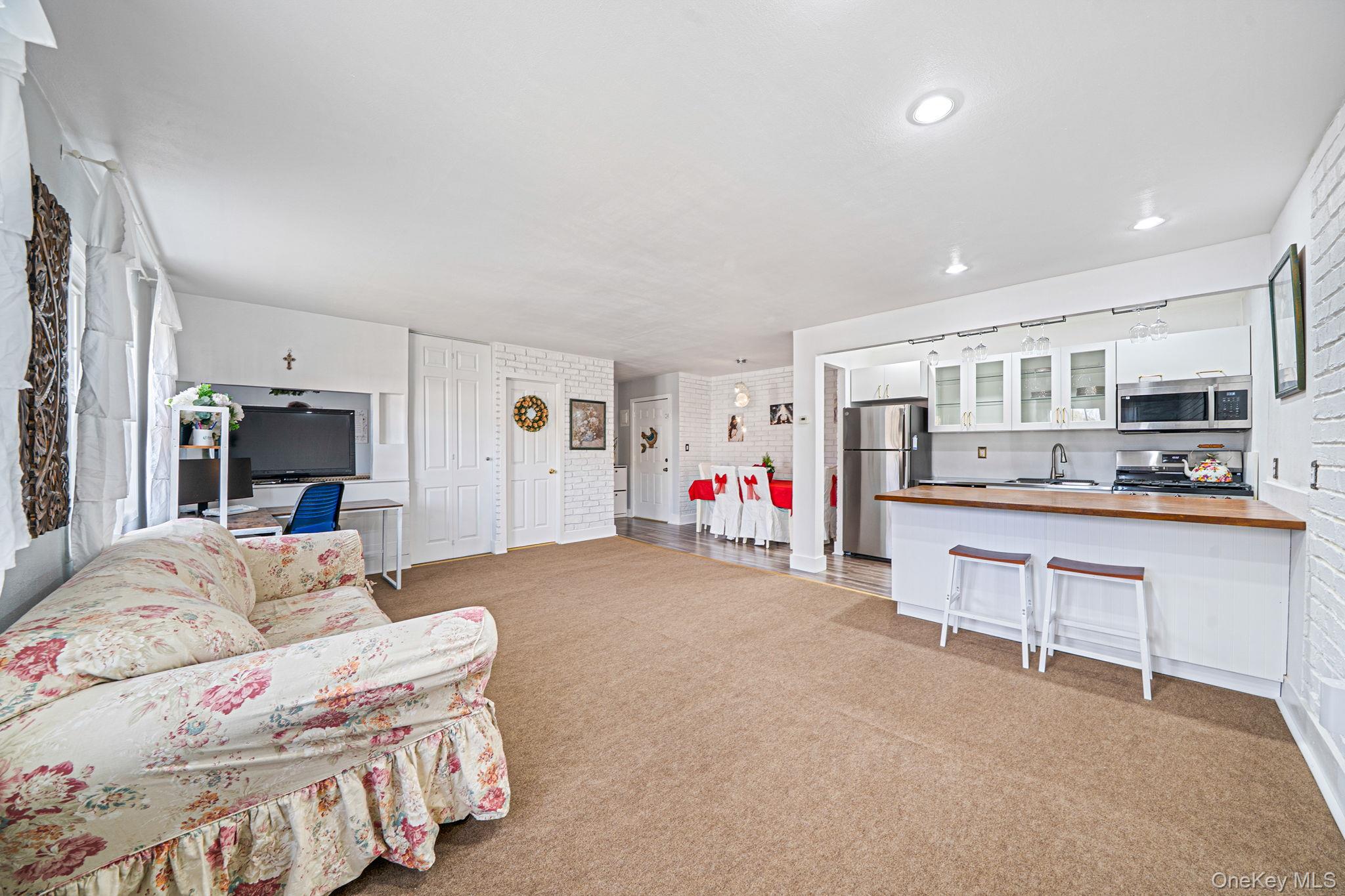 #8 photo, 460 Old Town Road, सफ़ोक काउंटी Port Jefferson Station , NY 11776