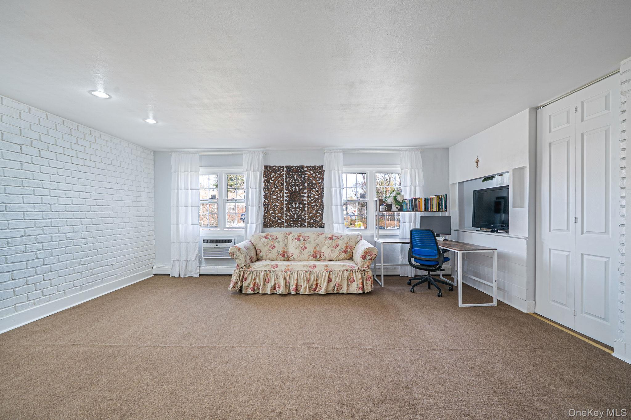 #9 photo, 460 Old Town Road, सफ़ोक काउंटी Port Jefferson Station , NY 11776