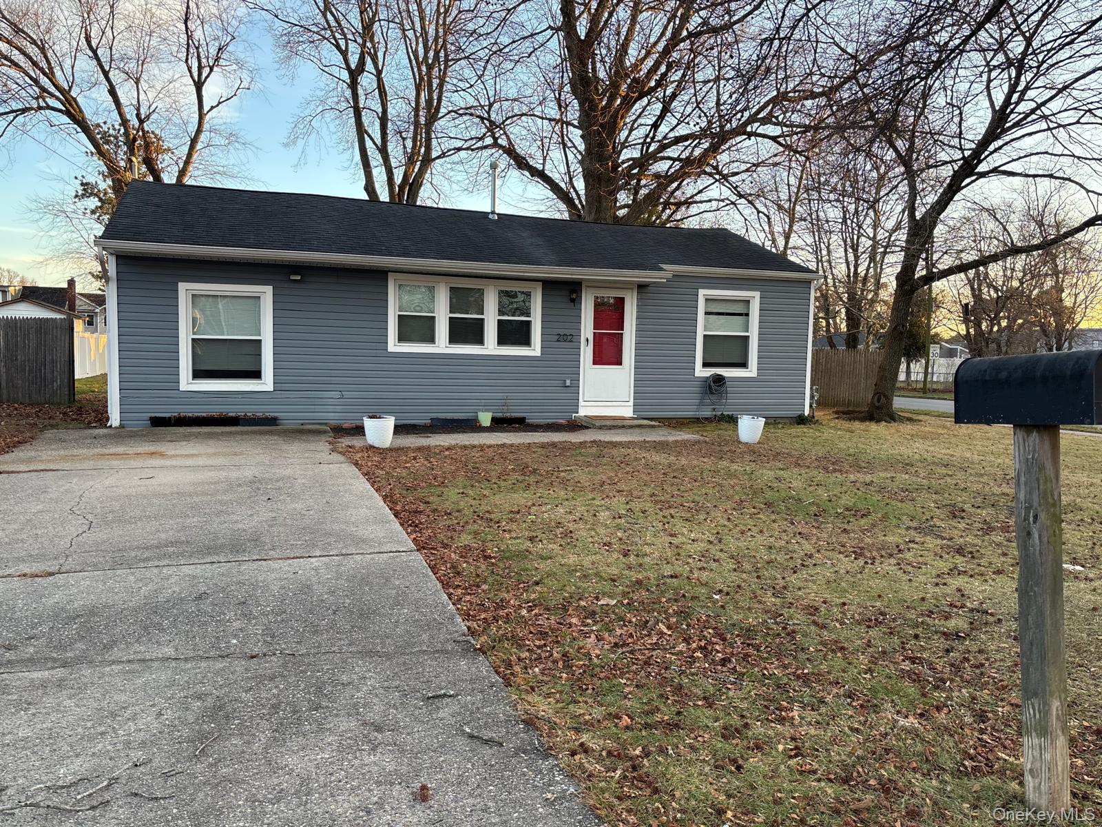 #1 photo, 202 Clark Street, 东长岛 Brentwood , NY 11717