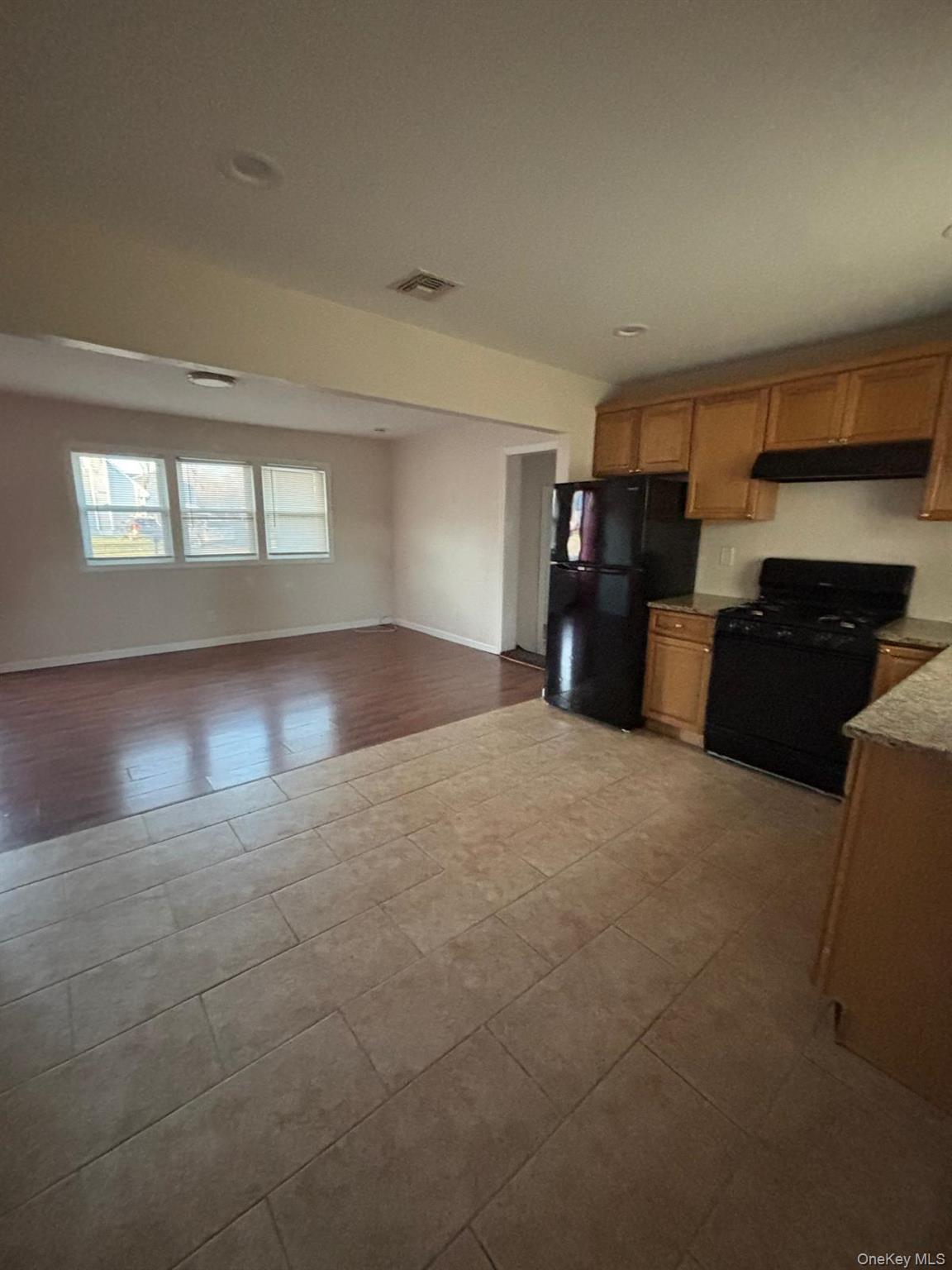 #2 photo, 202 Clark Street, 东长岛 Brentwood , NY 11717