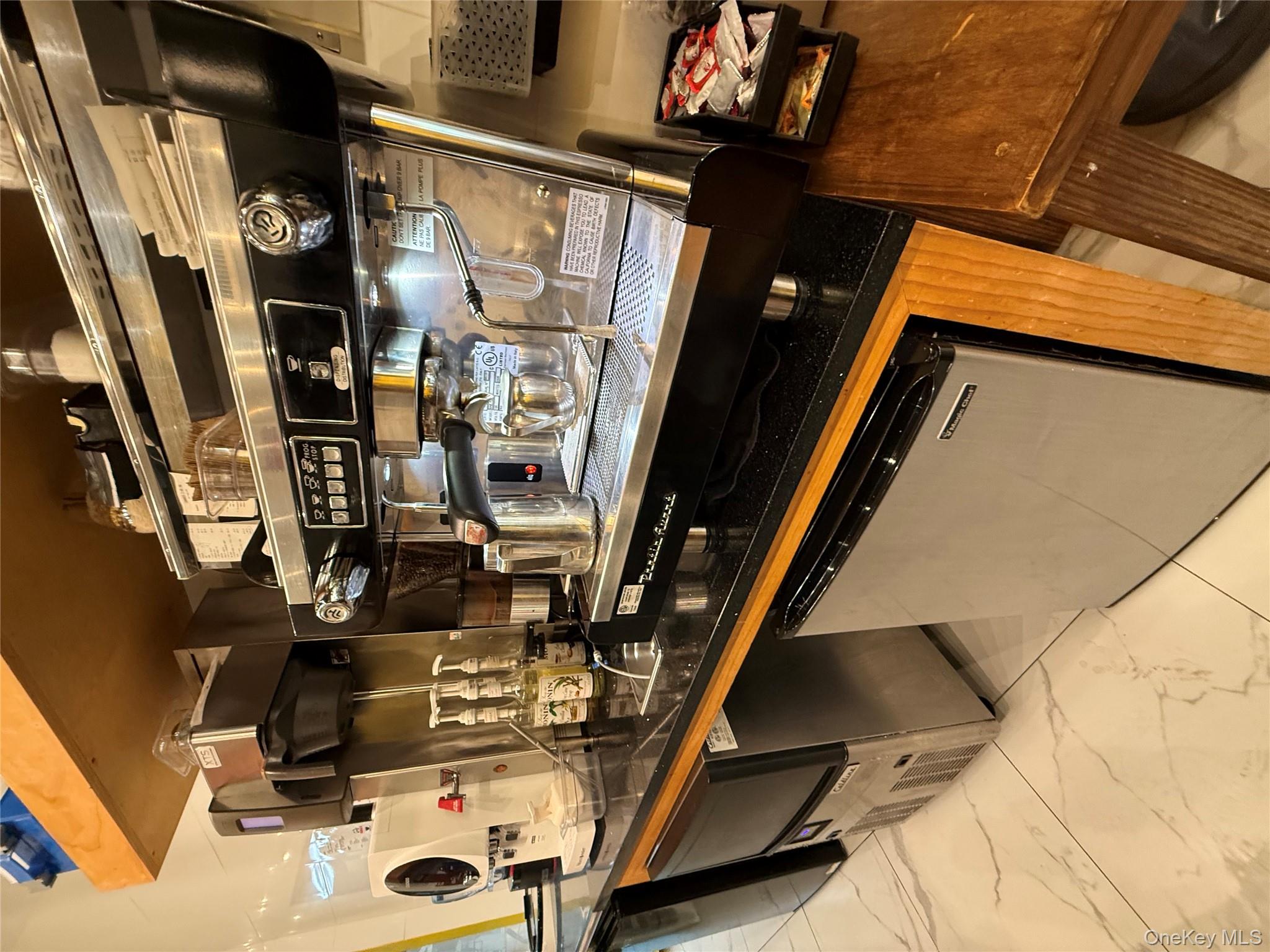 #17 photo, 84-06 37th Ave, קווינס Jackson Heights , NY 11342