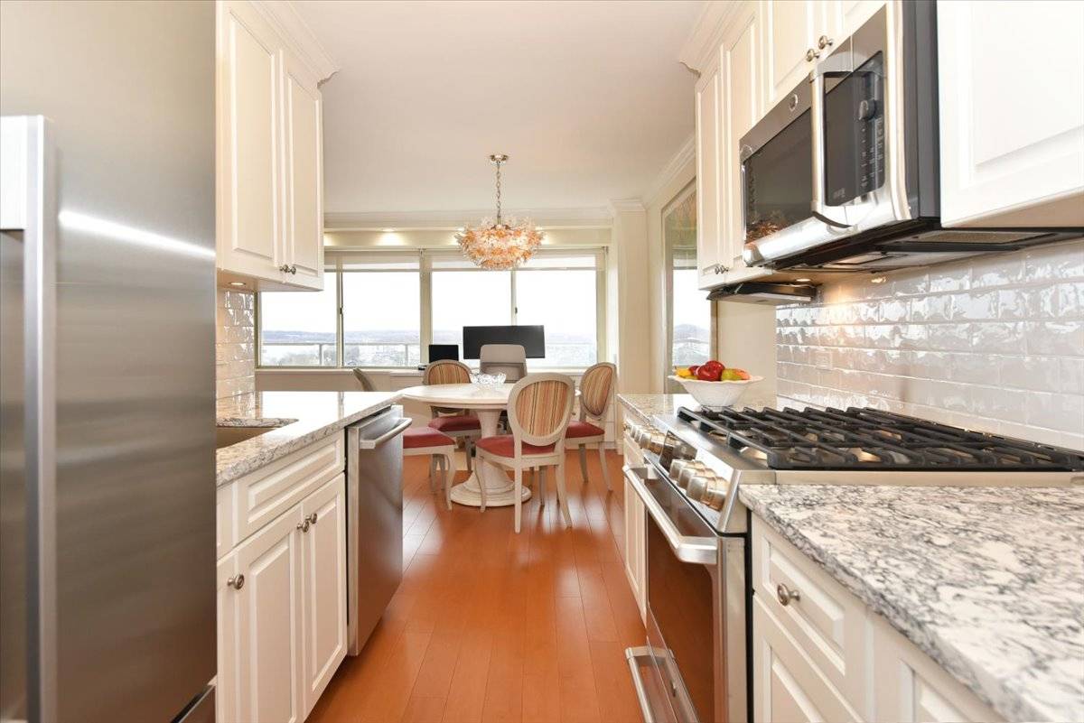 #12 photo, 18-15 215th street, #16R, קווינס Bayside , NY 11360