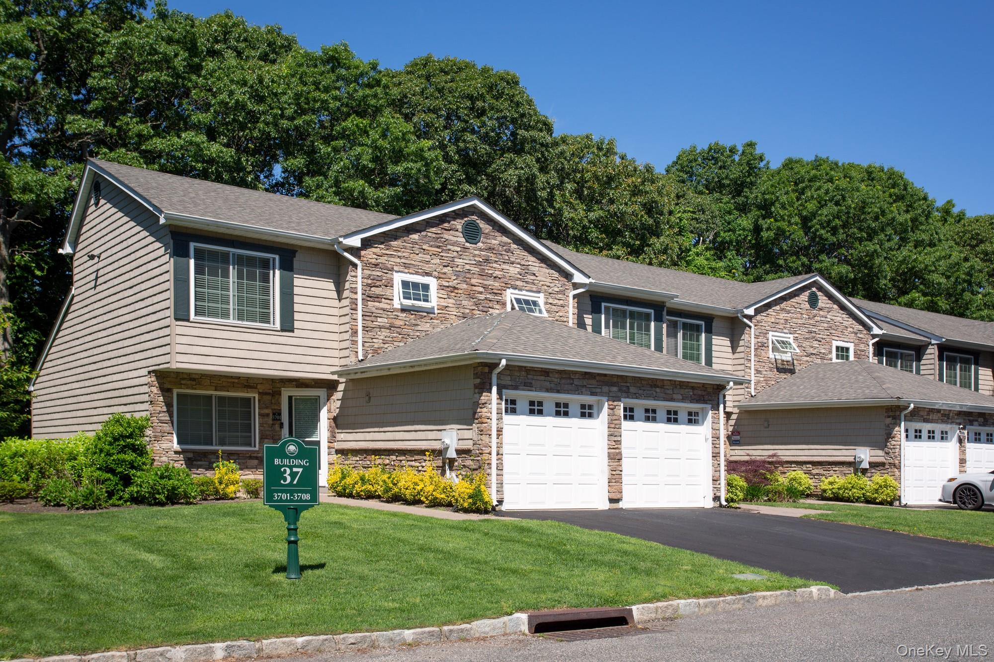 #1 photo, 3605 Townhouse Drive, 东长岛 Coram , NY 11727