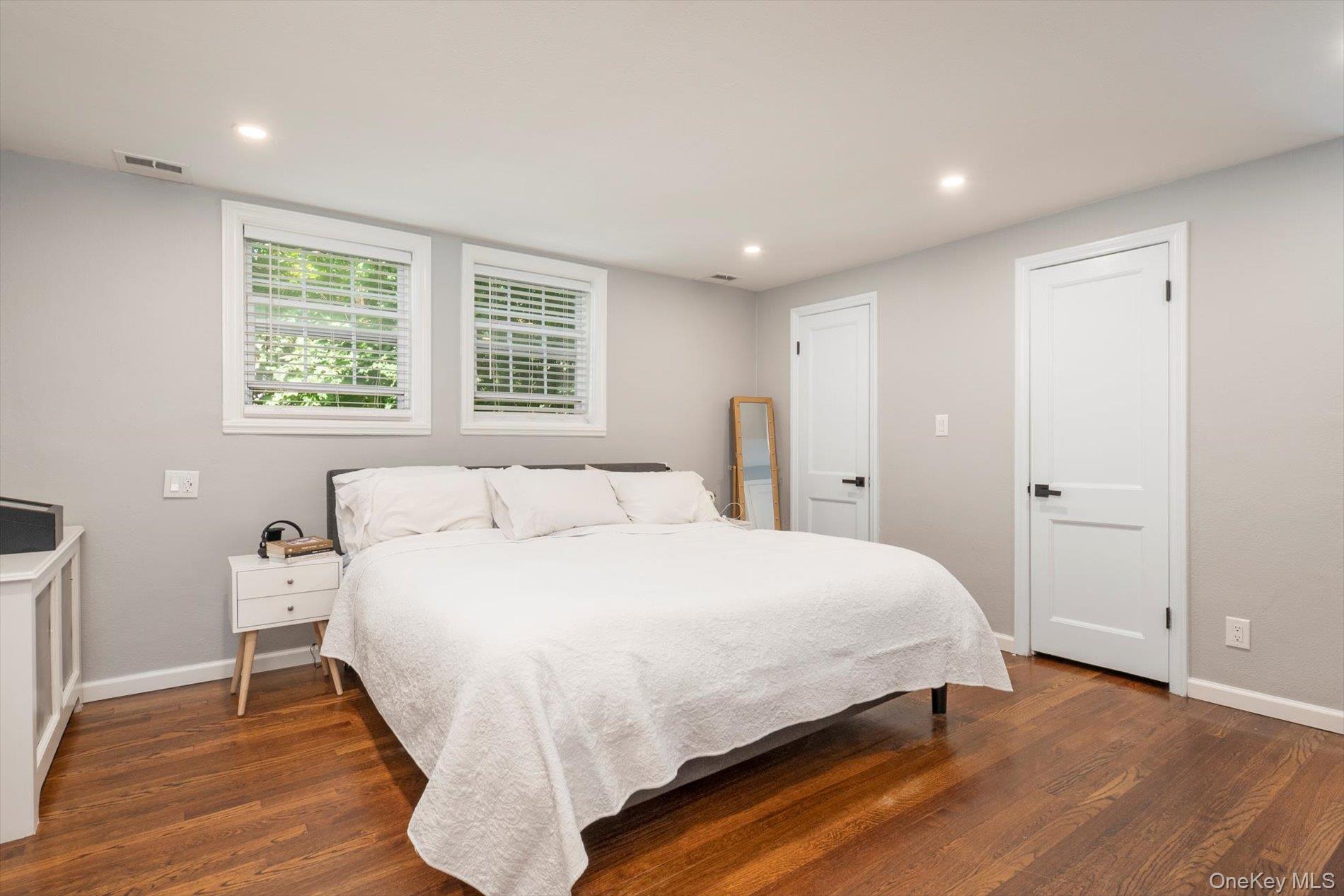 #17 photo, 151 Milburn Lane, מחוז נסאו East Hills , NY 11577