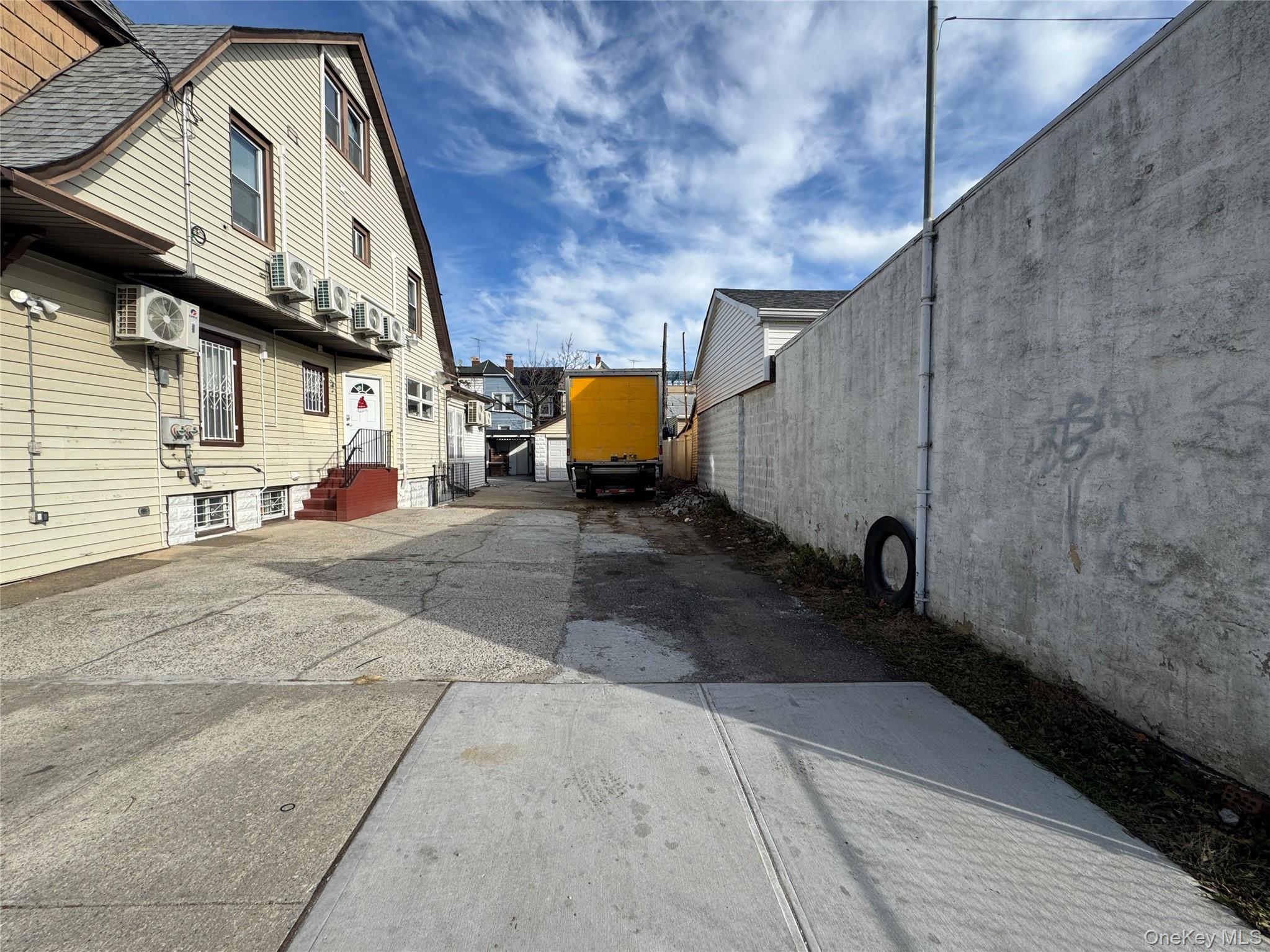 #2 photo, 8779 111th Street, קווינס Richmond Hill , NY 11418