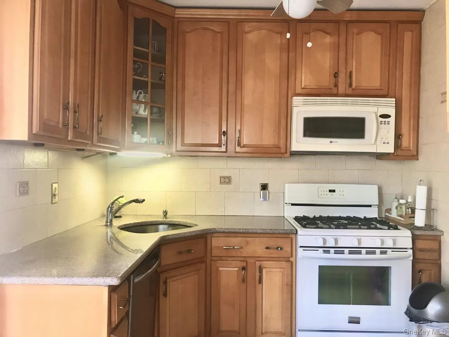 #3 photo, 207-01 34th Avenue, קווינס Bayside , NY 11361