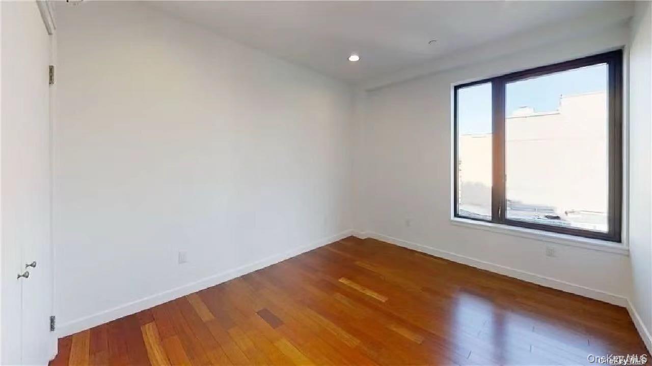 #4 photo, 32-60 106th Street, एल्महर्स्ट East Elmhurst , NY 11369