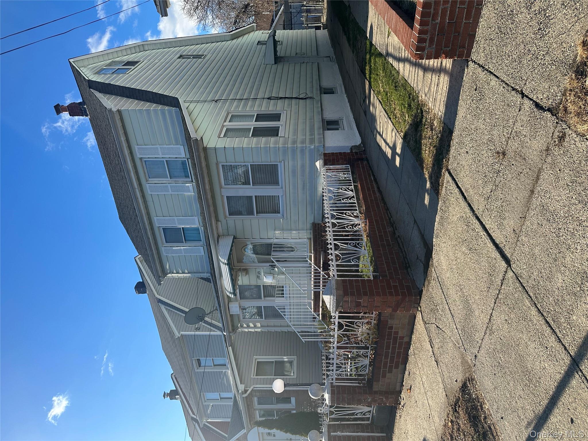 #2 photo, 18823 Mangin Avenue, קווינס Saint Albans , NY 11412