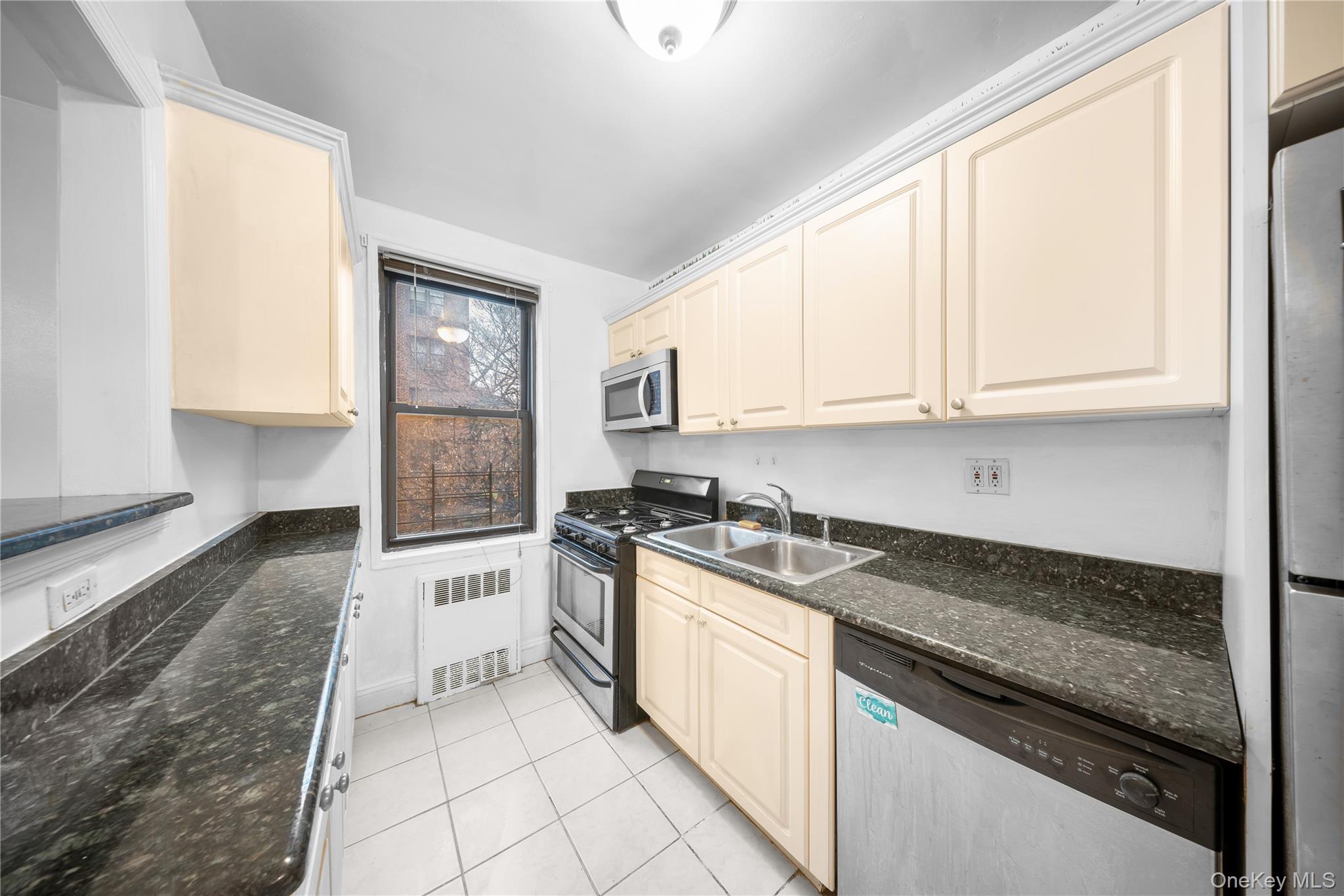 #12 photo, 15030 71 Avenue, कुईंस Flushing , NY 11367