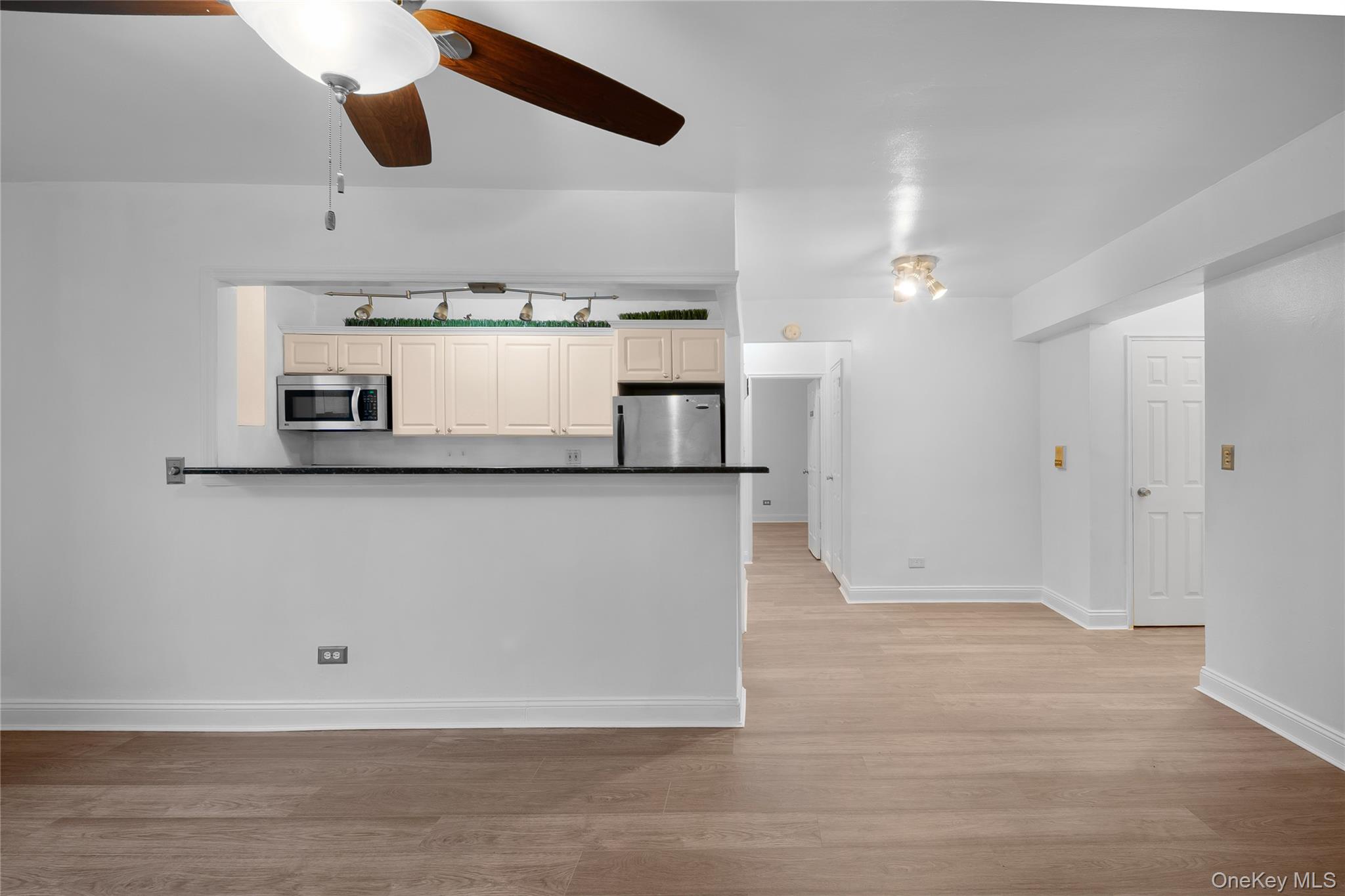 #13 photo, 15030 71 Avenue, कुईंस Flushing , NY 11367