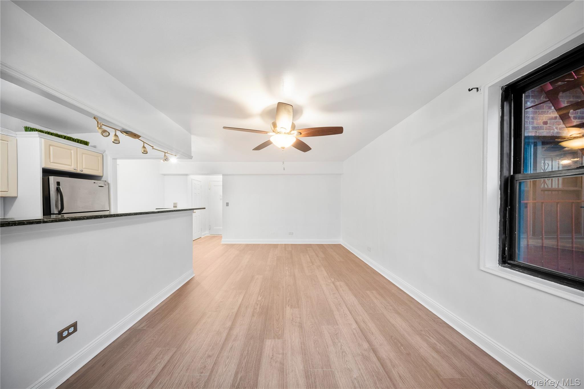 #8 photo, 15030 71 Avenue, कुईंस Flushing , NY 11367