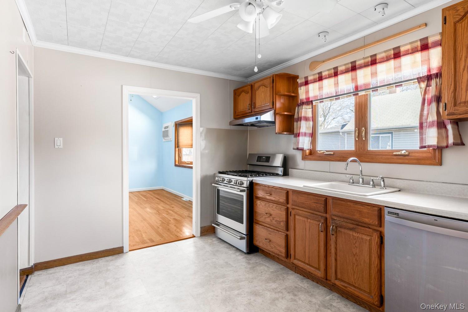 #2 photo, 105A Muncy Avenue, सफ़ोक काउंटी West Babylon , NY 11704