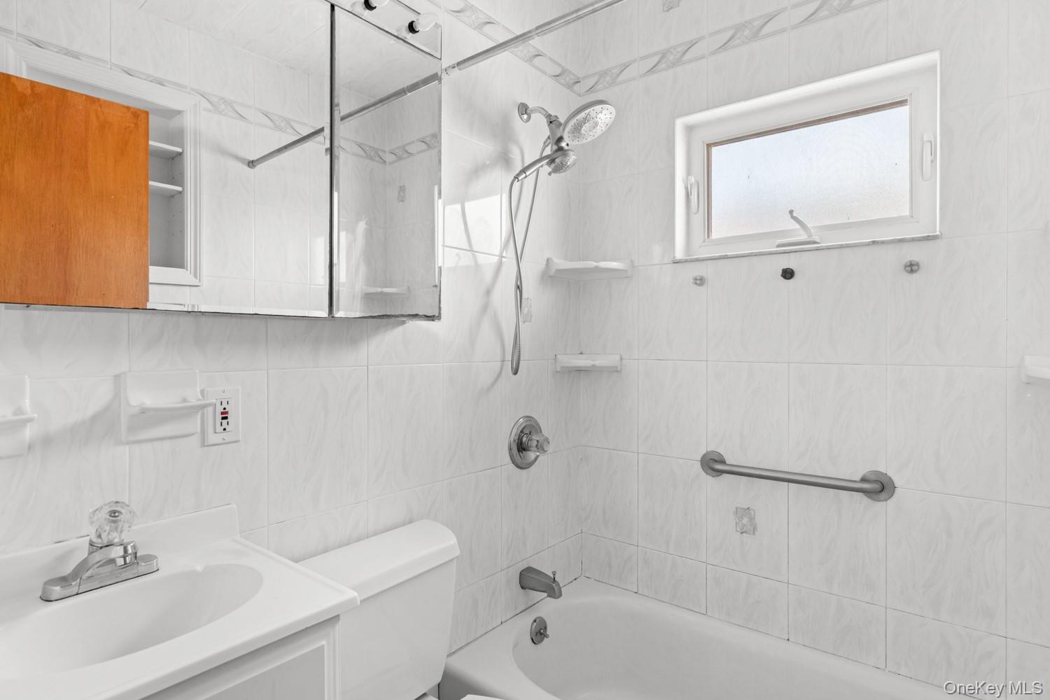 #9 photo, 105A Muncy Avenue, सफ़ोक काउंटी West Babylon , NY 11704