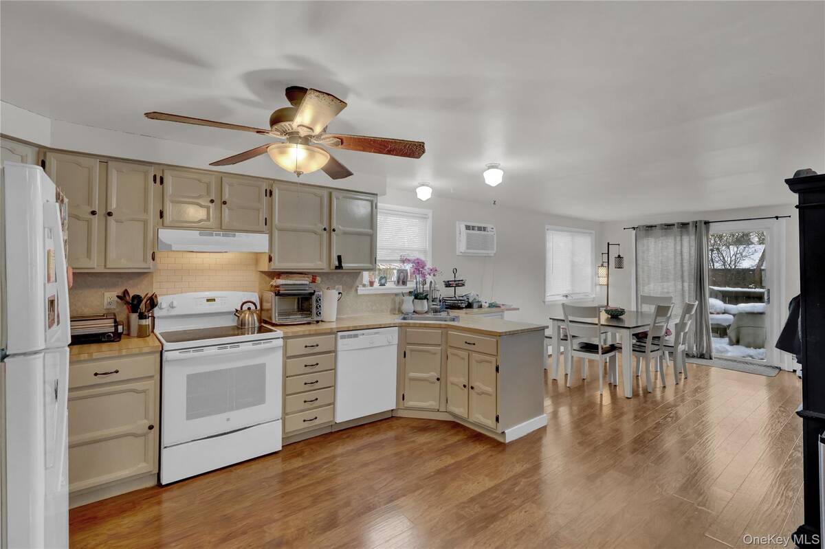 #18 photo, 199 August Road, North Babylon , NY 11703