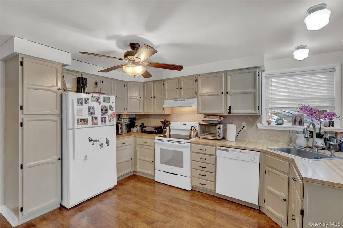 #22 photo, 199 August Road, North Babylon , NY 11703