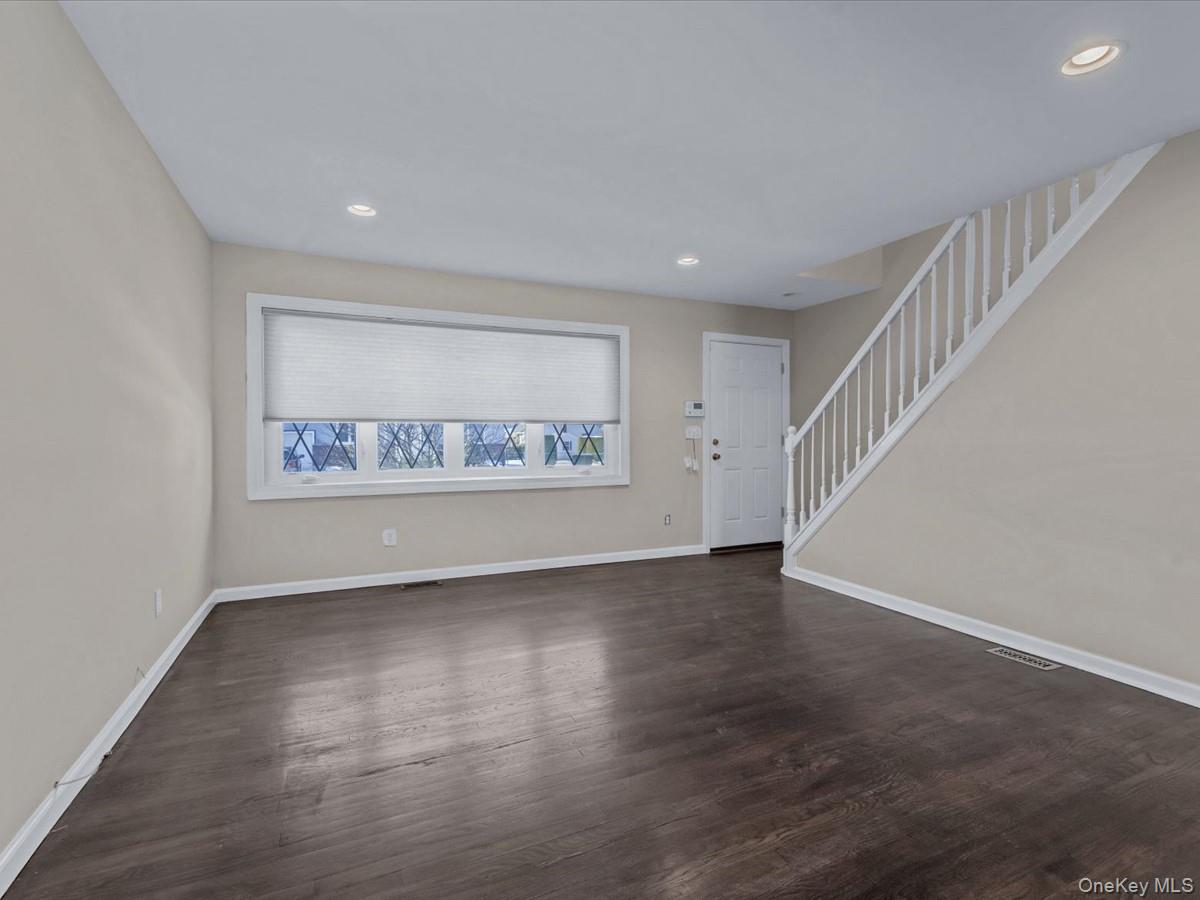 #6 photo, 181 Whittier Avenue, Саффолк ‖ North Babylon , NY 11703