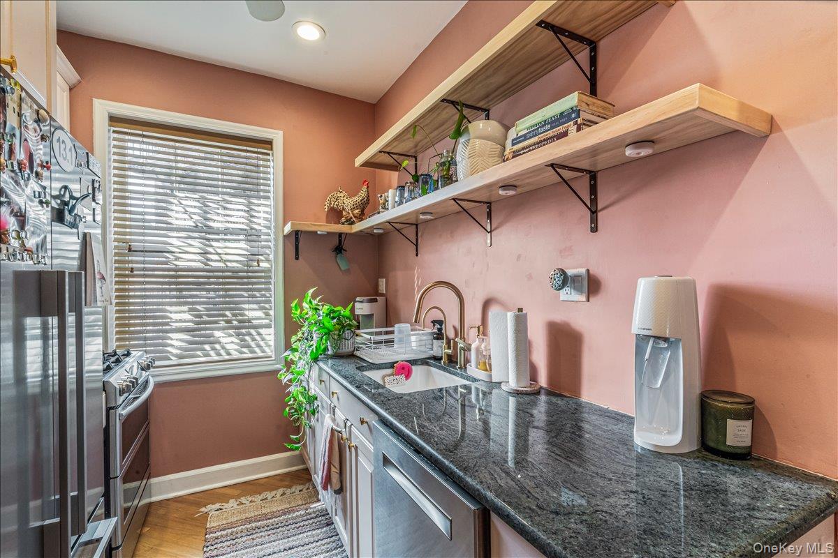 #12 photo, 38-30 Douglaston Parkway, كوينز Douglaston , NY 11363