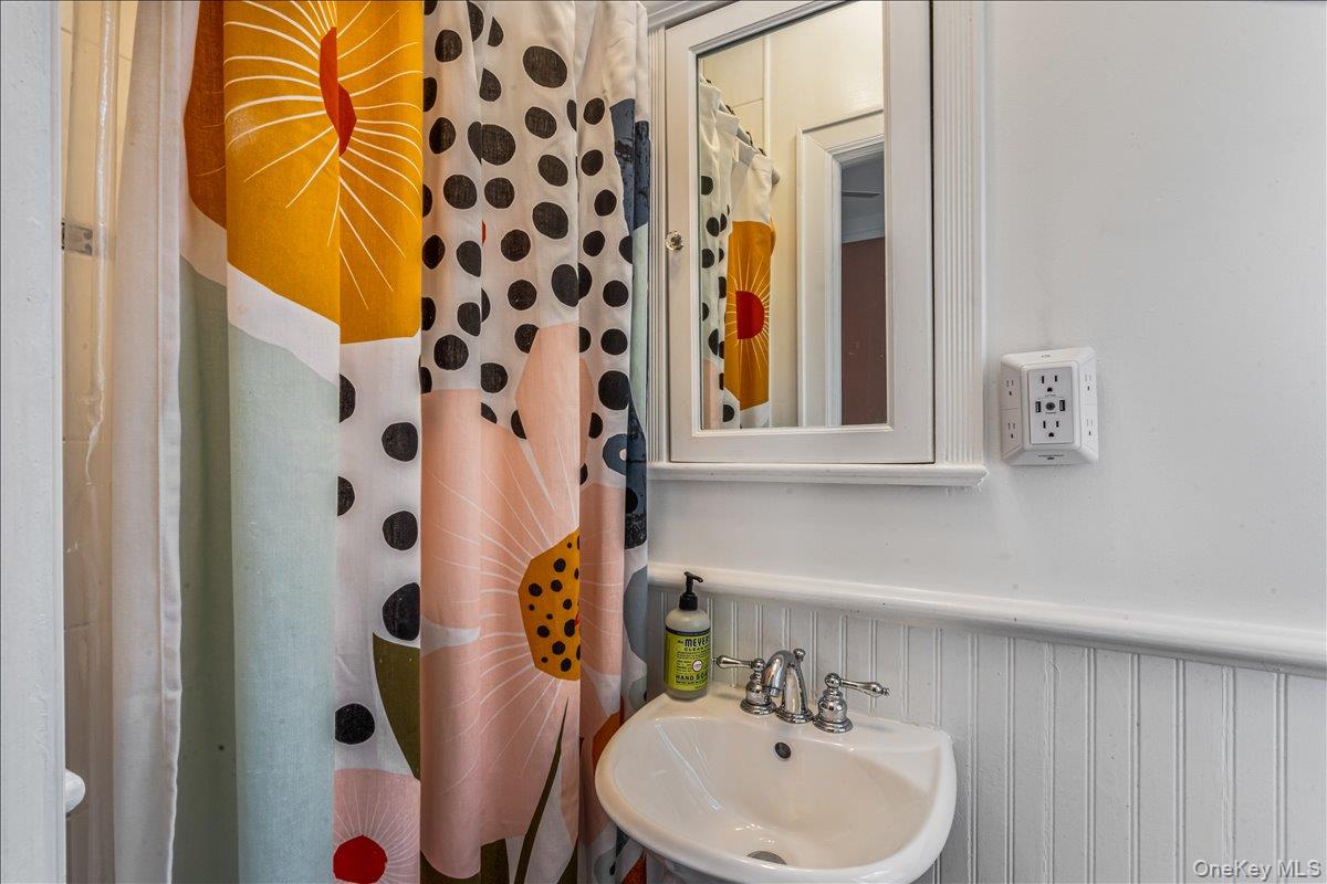 #7 photo, 38-30 Douglaston Parkway, كوينز Douglaston , NY 11363